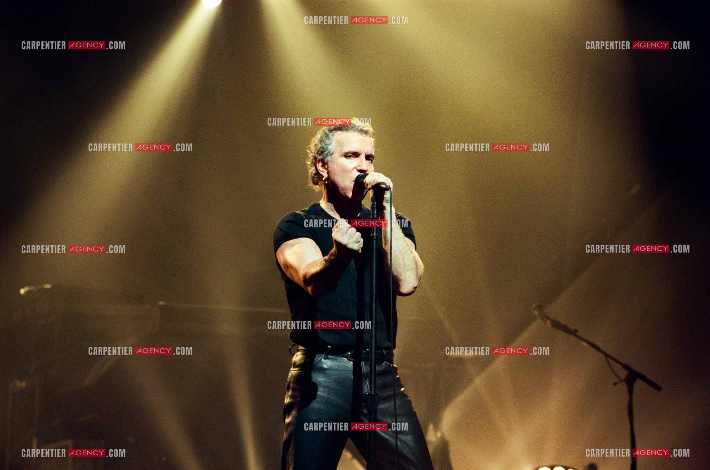 Le chanteur Bernard Lavilliers à l'Olympia le 11 février 1998.