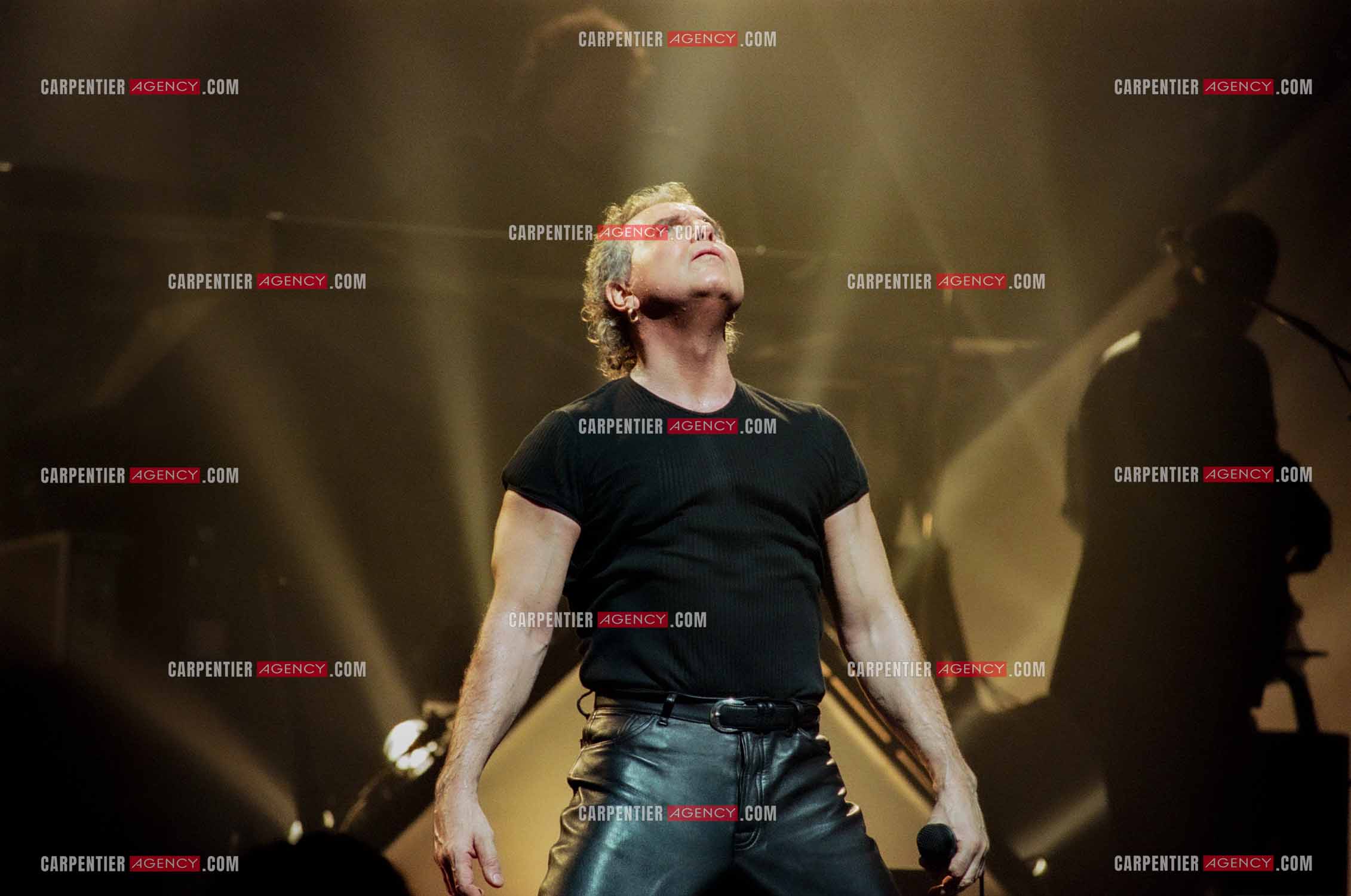 Le chanteur Bernard Lavilliers à l'Olympia le 11 février 1998.