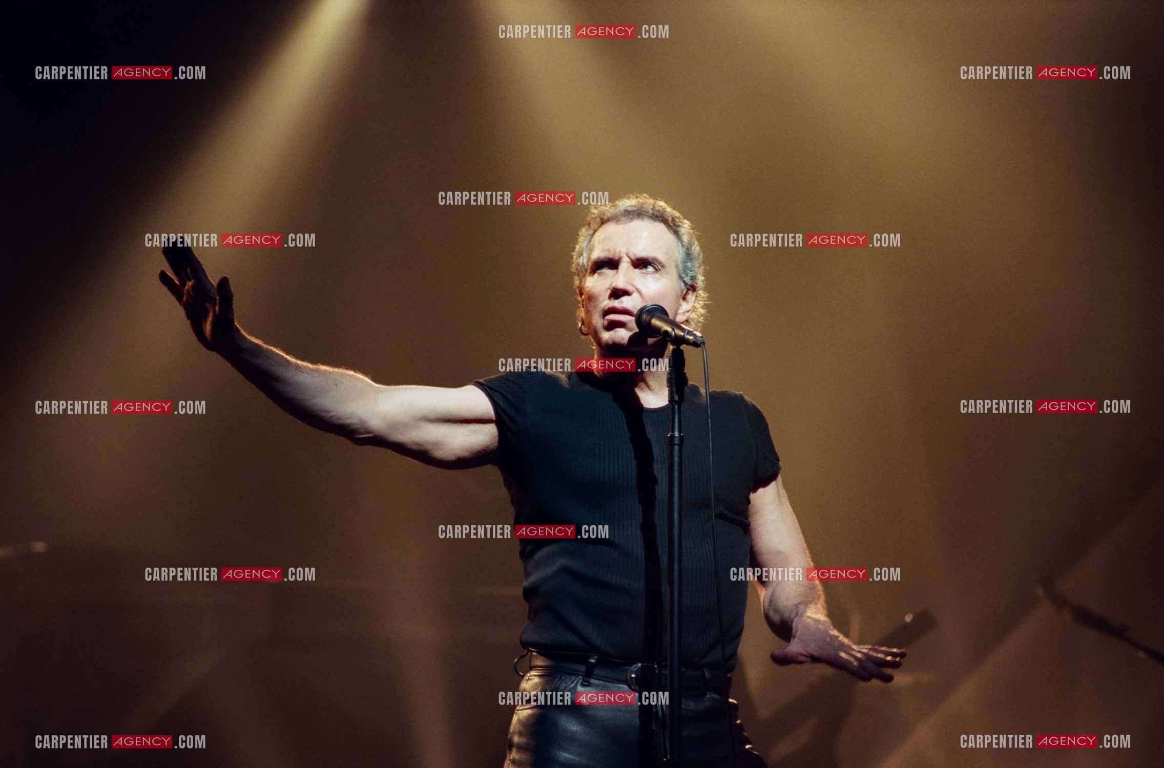 Le chanteur Bernard Lavilliers à l'Olympia le 11 février 1998.