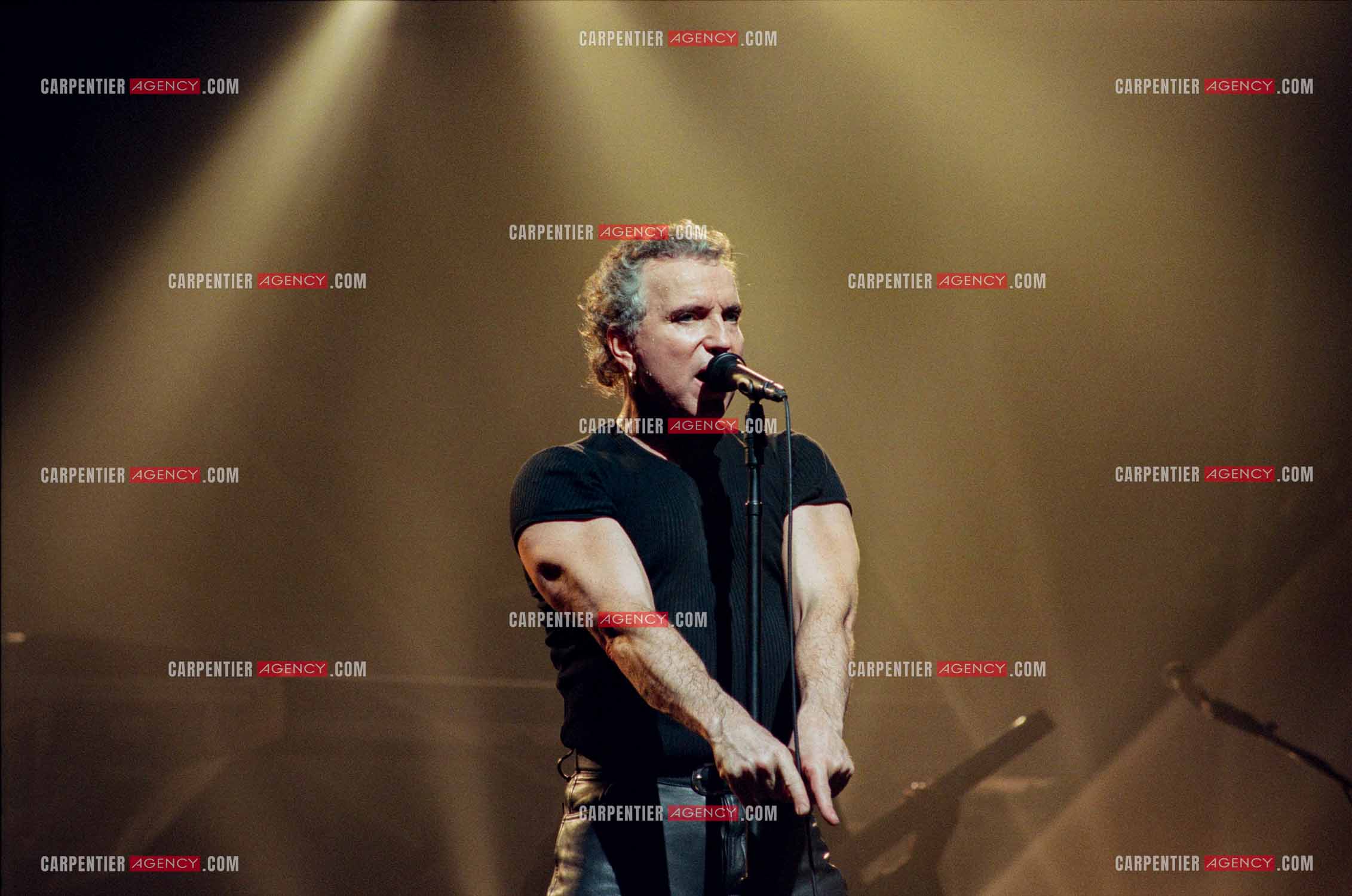 Le chanteur Bernard Lavilliers à l'Olympia le 11 février 1998.