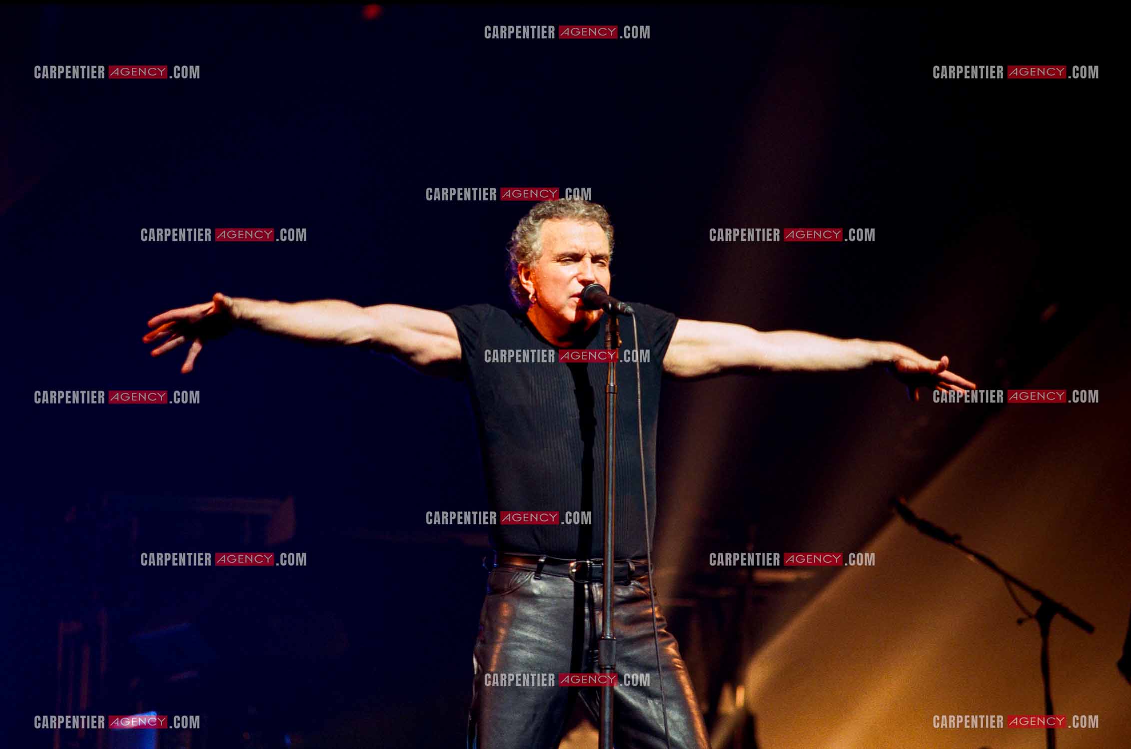 Le chanteur Bernard Lavilliers à l'Olympia le 11 février 1998.