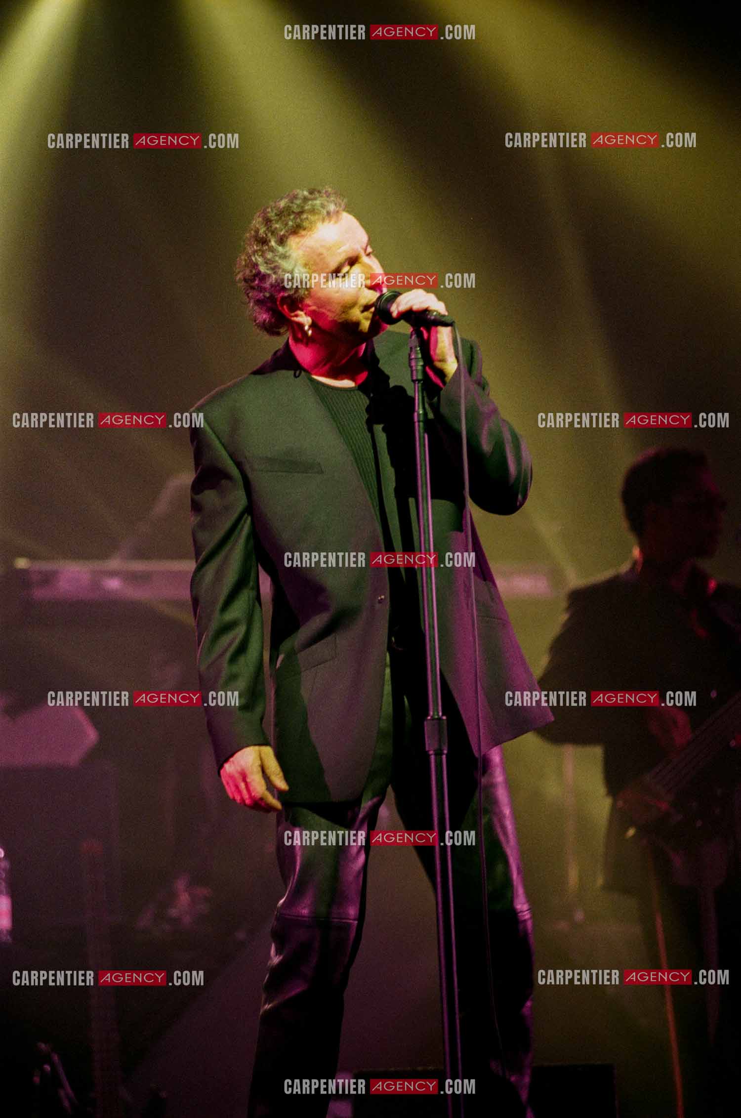 Le chanteur Bernard Lavilliers à l'Olympia le 11 février 1998.