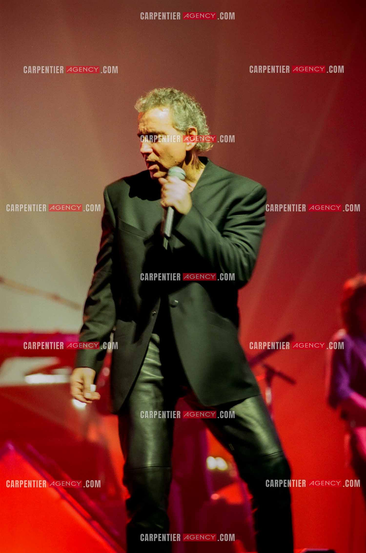 Le chanteur Bernard Lavilliers à l'Olympia le 11 février 1998.