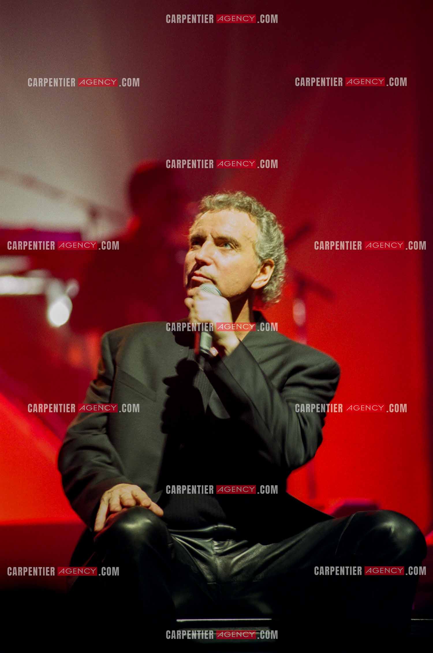 Le chanteur Bernard Lavilliers à l'Olympia le 11 février 1998.