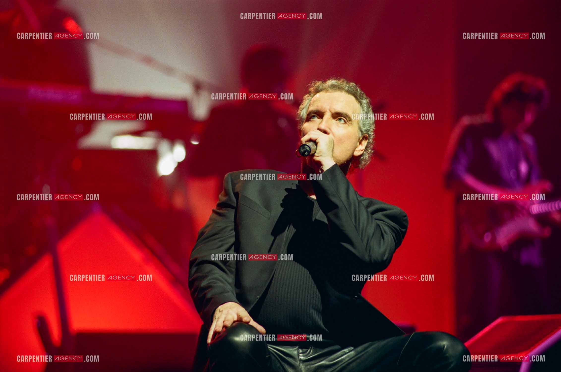 Le chanteur Bernard Lavilliers à l'Olympia le 11 février 1998.