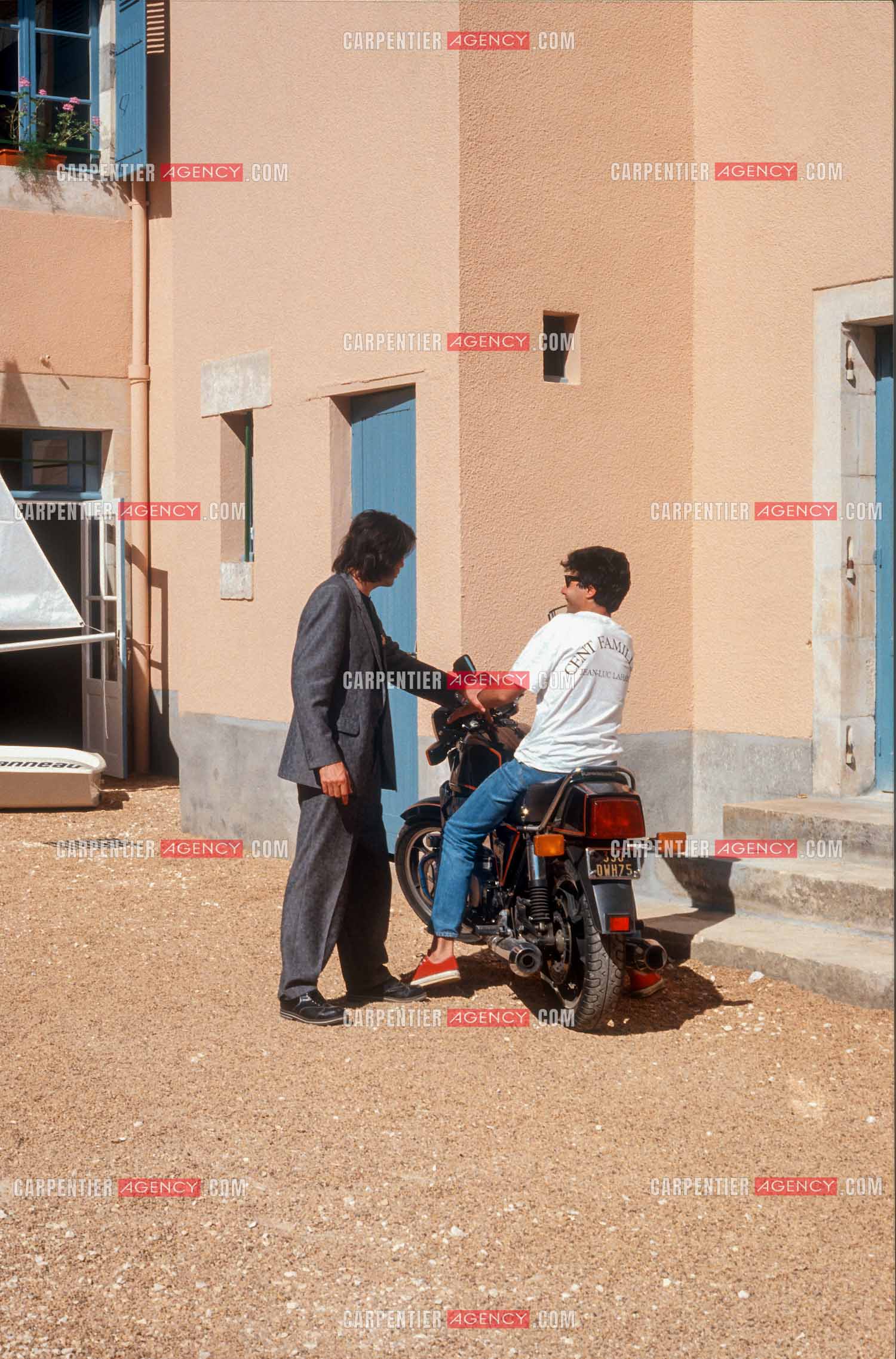 Jean-Luc Lahaye et sa femme Aurélie inaugurent un nouveau centre pour que les jeunes défavorisés “ Cent Familles “ puissent venir en colonie de vacances à la Coquille en Dordogne dans l'ancien monastère bouddhiste zen Kanshôji. Jean-Luc et le chanteur Gérard Blanchard. ( Exclusif )