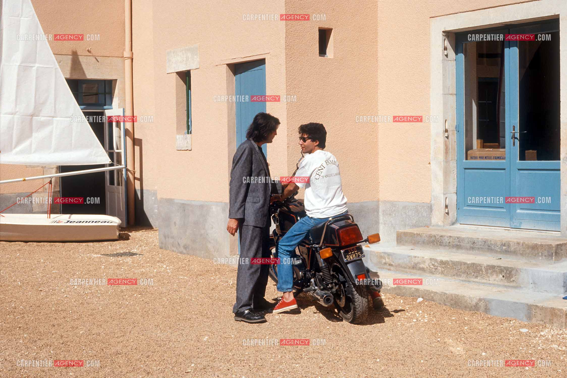 Jean-Luc Lahaye et sa femme Aurélie inaugurent un nouveau centre pour que les jeunes défavorisés “ Cent Familles “ puissent venir en colonie de vacances à la Coquille en Dordogne dans l'ancien monastère bouddhiste zen Kanshôji. Jean-Luc et le chanteur Gérard Blanchard. ( Exclusif )