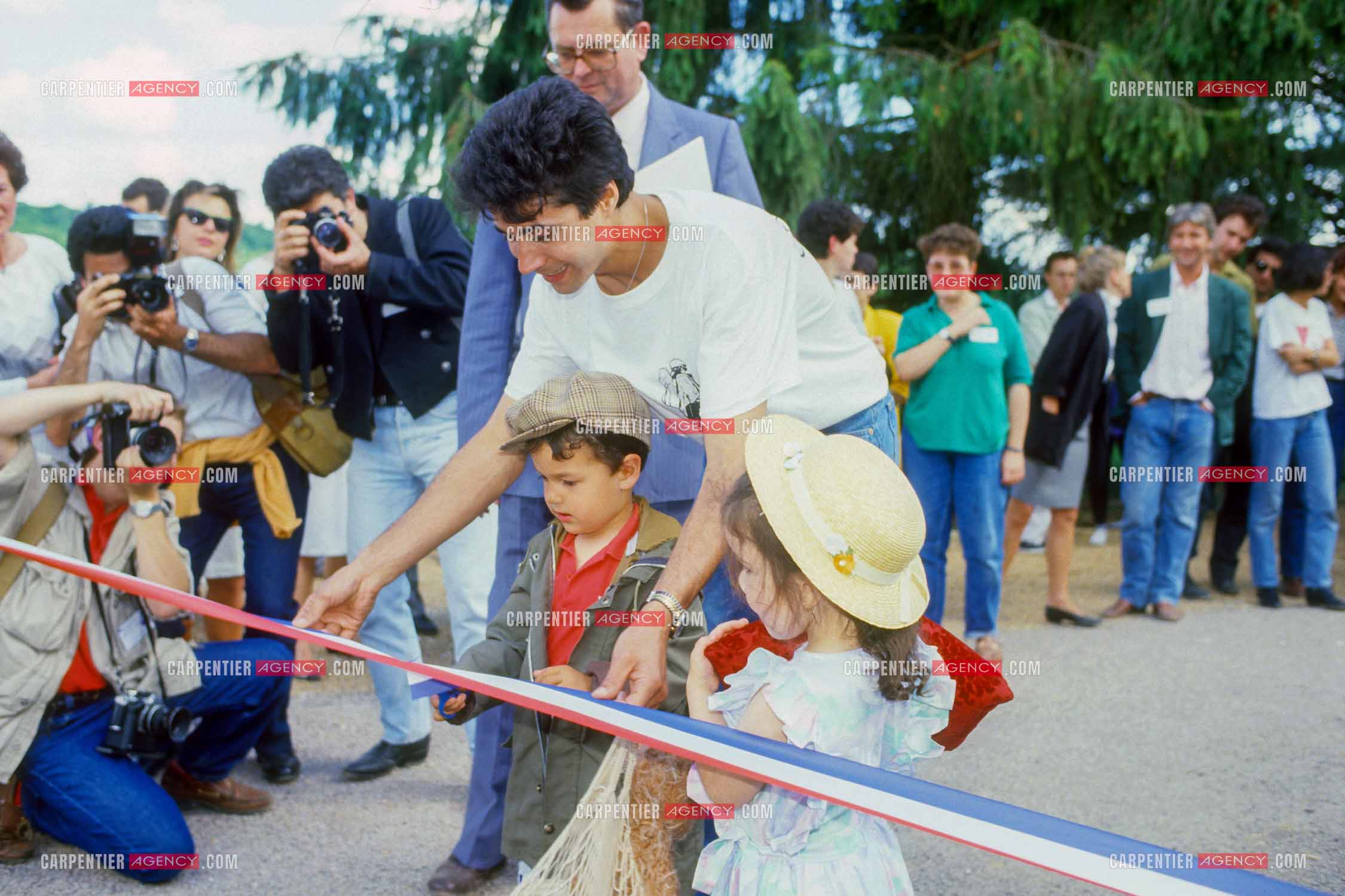 Jean-Luc Lahaye et sa femme Aurélie inaugurent un nouveau centre pour que les jeunes défavorisés “ Cent Familles “ puissent venir en colonie de vacances à la Coquille en Dordogne dans l'ancien monastère bouddhiste zen Kanshôji.  ( Exclusif )