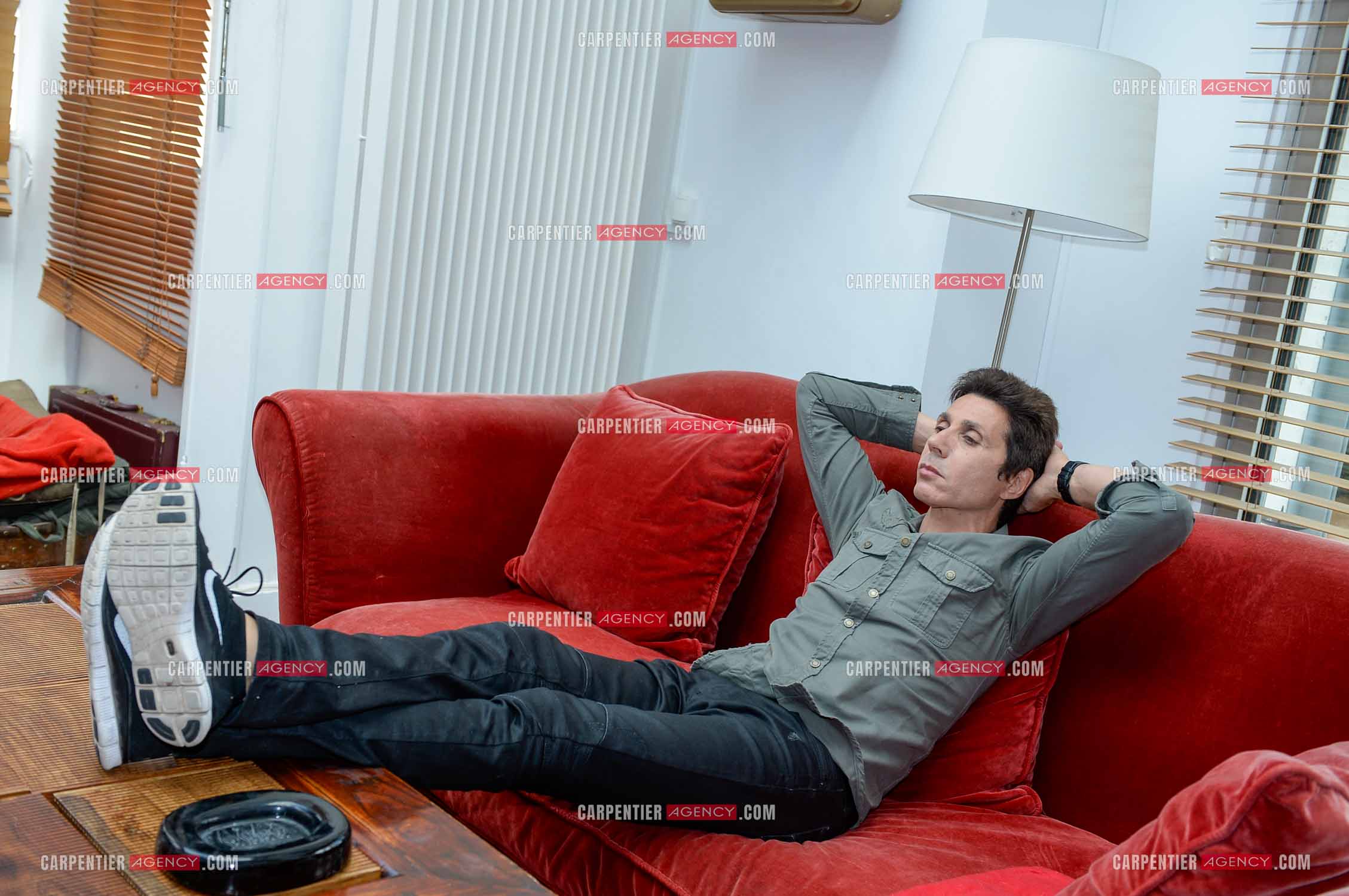 Rendez-vous privé pour un sujet presse chez le chanteur Jean-Luc Lahaye dans son duplex parisien.  ( Exclusif )