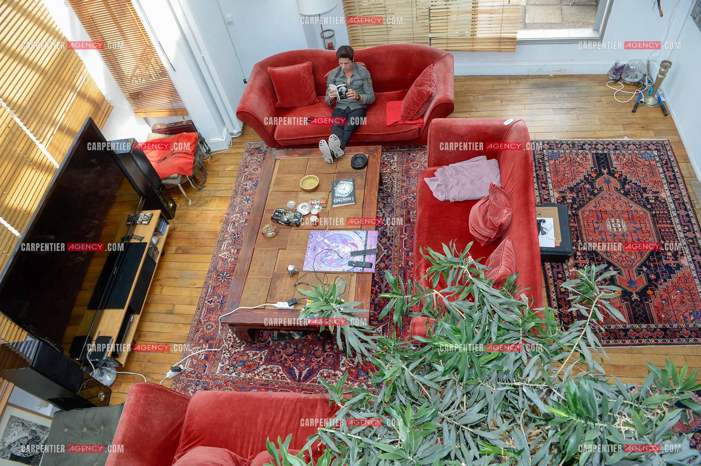 Rendez-vous privé pour un sujet presse chez le chanteur Jean-Luc Lahaye dans son duplex parisien.  ( Exclusif )