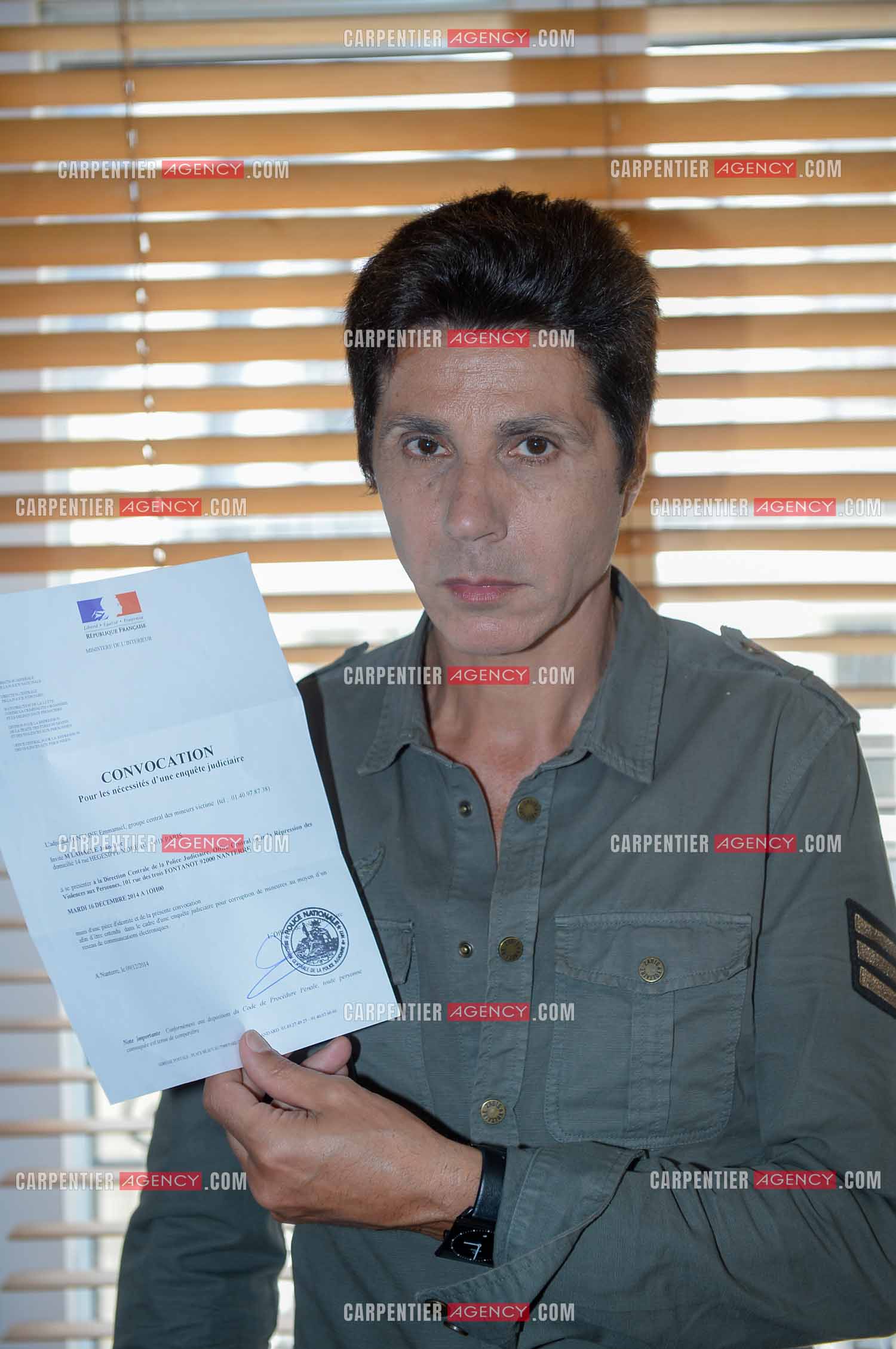 Rendez-vous privé pour un sujet presse chez le chanteur Jean-Luc Lahaye dans son duplex parisien. Jean-Luc montre sa convocation à la direction centrale de la police judiciaire afin d'y être auditionné. ( Exclusif )