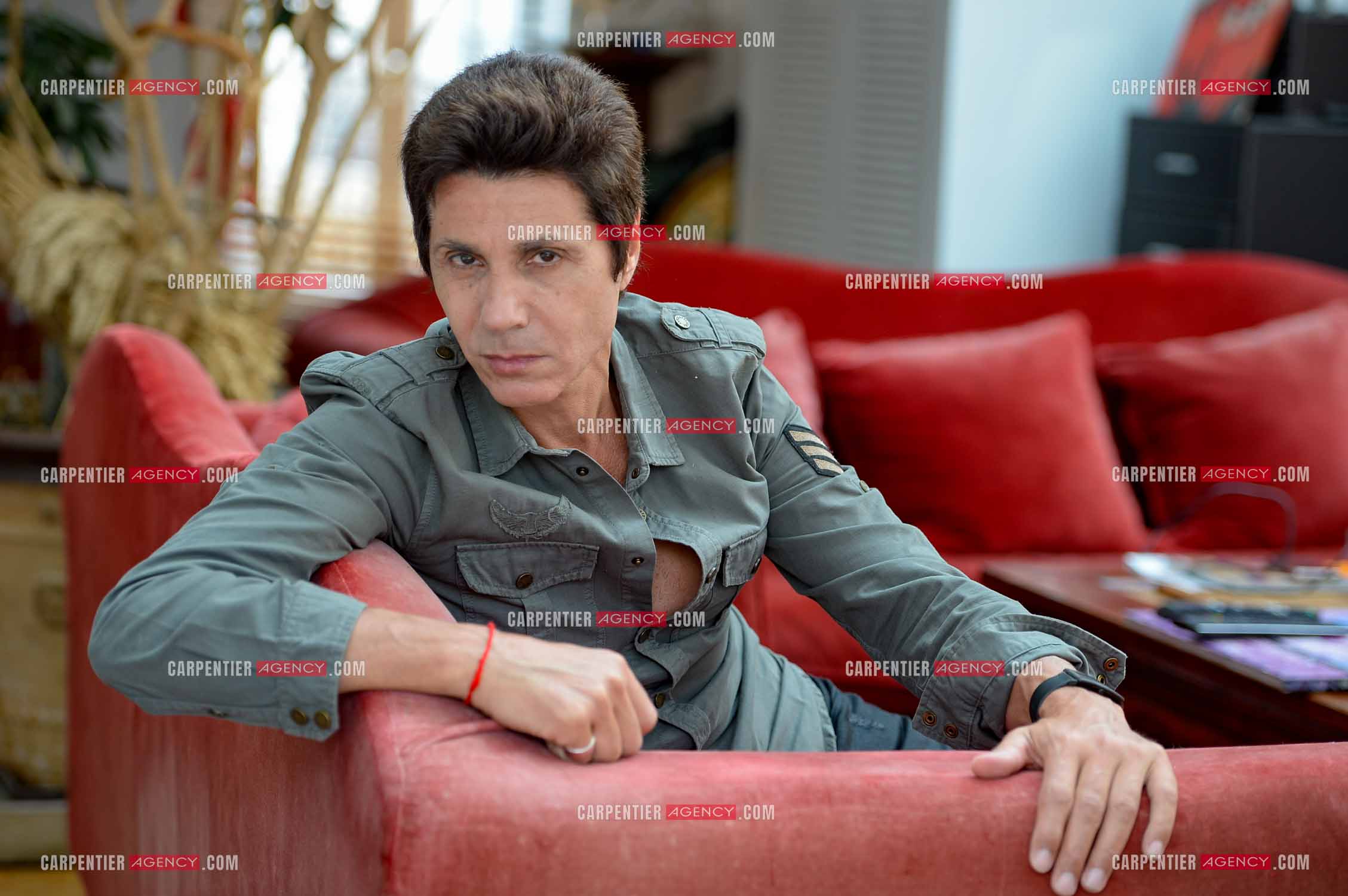 Rendez-vous privé pour un sujet presse chez le chanteur Jean-Luc Lahaye dans son duplex parisien.  ( Exclusif )