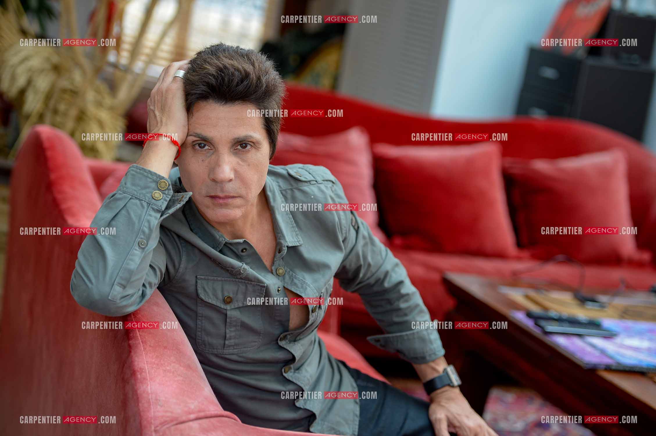 Rendez-vous privé pour un sujet presse chez le chanteur Jean-Luc Lahaye dans son duplex parisien.  ( Exclusif )