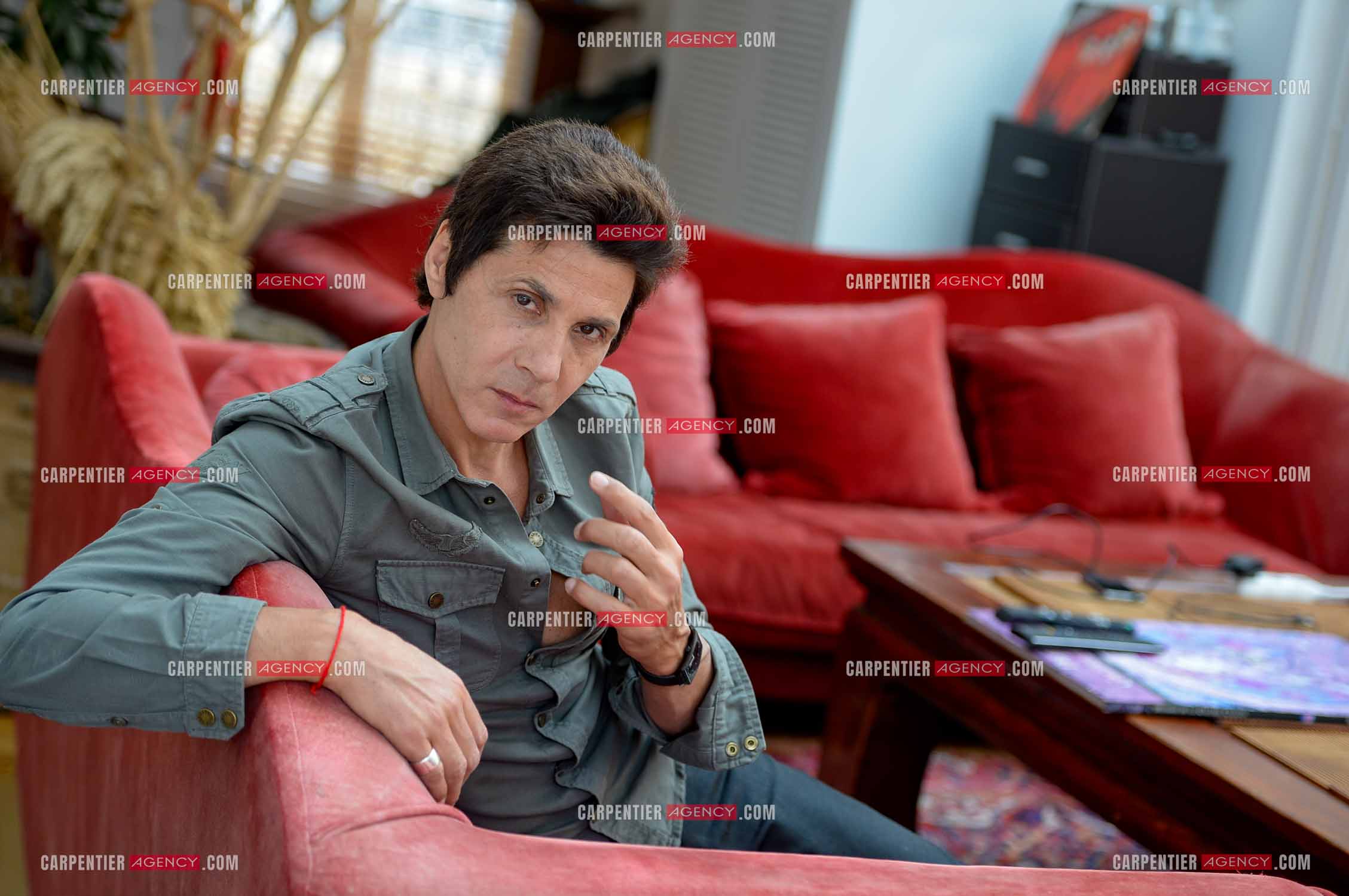 Rendez-vous privé pour un sujet presse chez le chanteur Jean-Luc Lahaye dans son duplex parisien.  ( Exclusif )