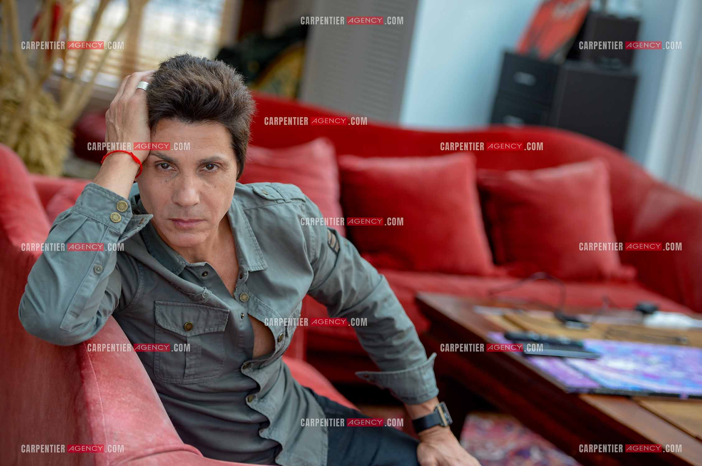 Rendez-vous privé pour un sujet presse chez le chanteur Jean-Luc Lahaye dans son duplex parisien.  ( Exclusif )