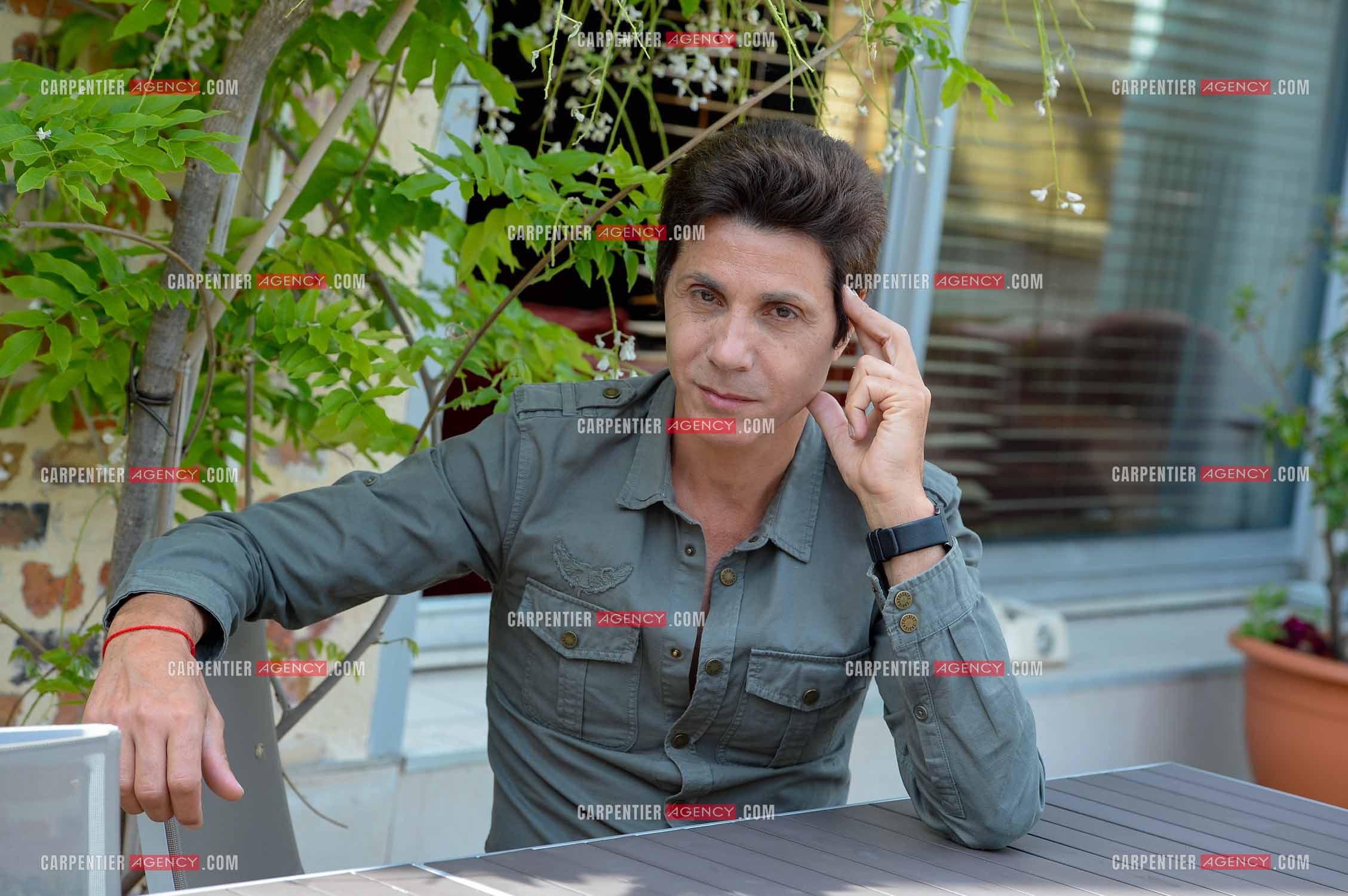 Rendez-vous privé pour un sujet presse chez le chanteur Jean-Luc Lahaye dans son duplex parisien.  ( Exclusif )