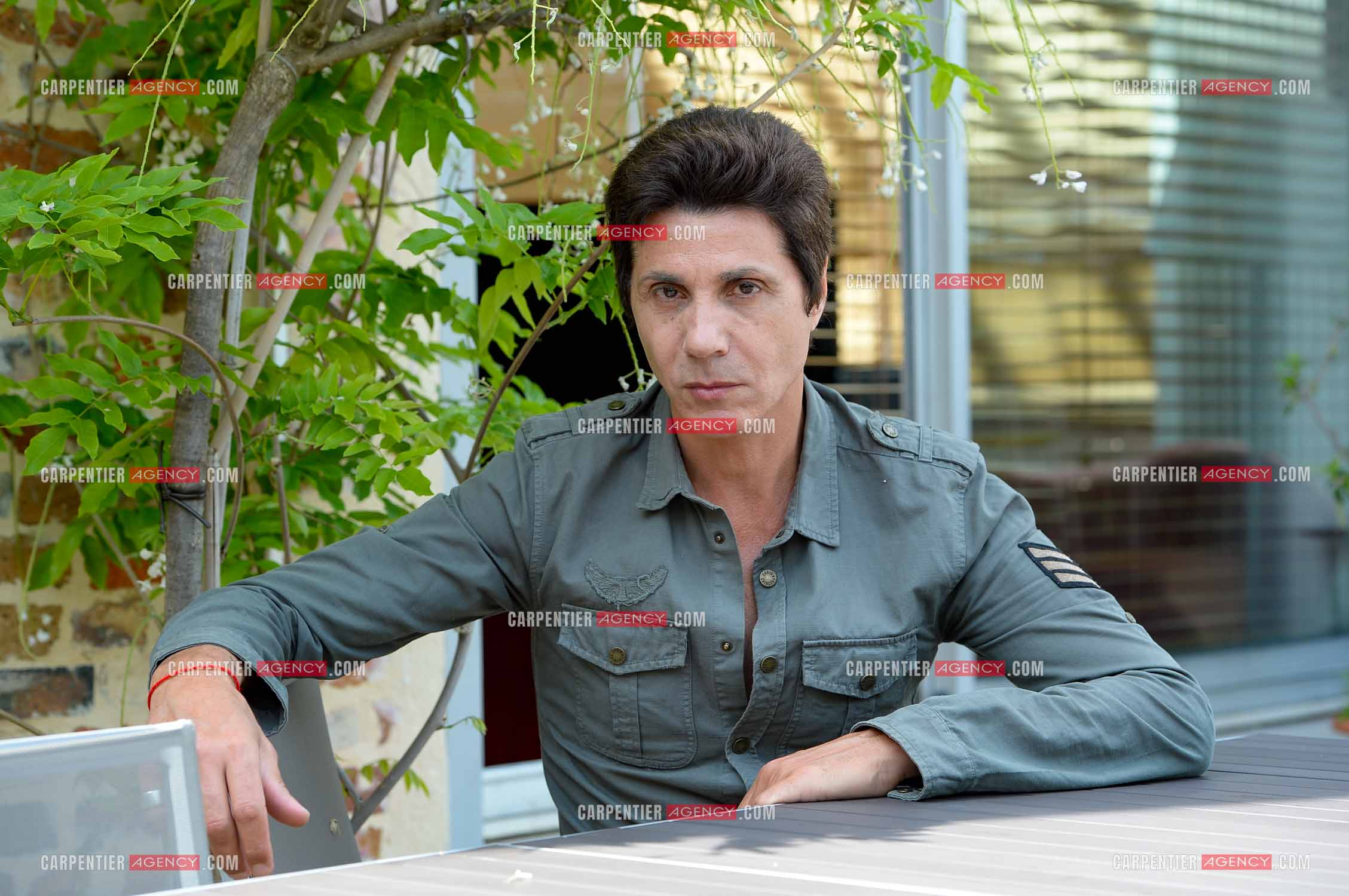 Rendez-vous privé pour un sujet presse chez le chanteur Jean-Luc Lahaye dans son duplex parisien.  ( Exclusif )