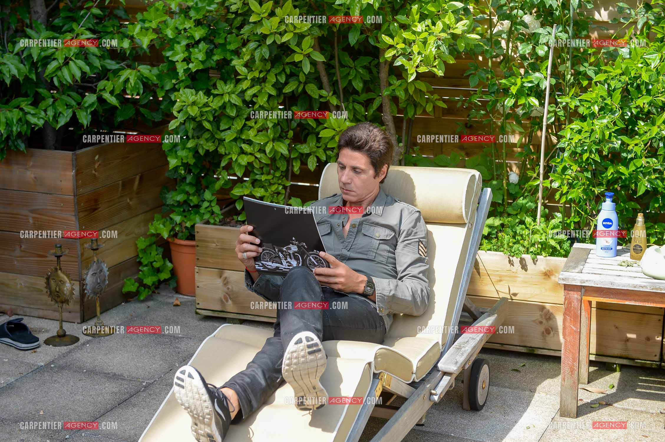 Rendez-vous privé pour un sujet presse chez le chanteur Jean-Luc Lahaye dans son duplex parisien.  ( Exclusif )