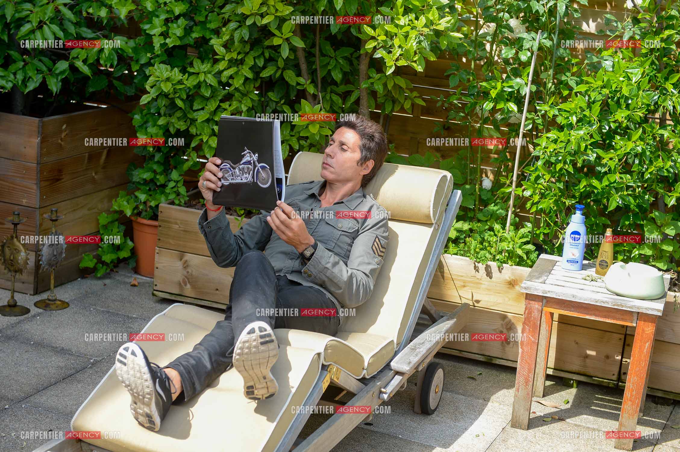 Rendez-vous privé pour un sujet presse chez le chanteur Jean-Luc Lahaye dans son duplex parisien.  ( Exclusif )