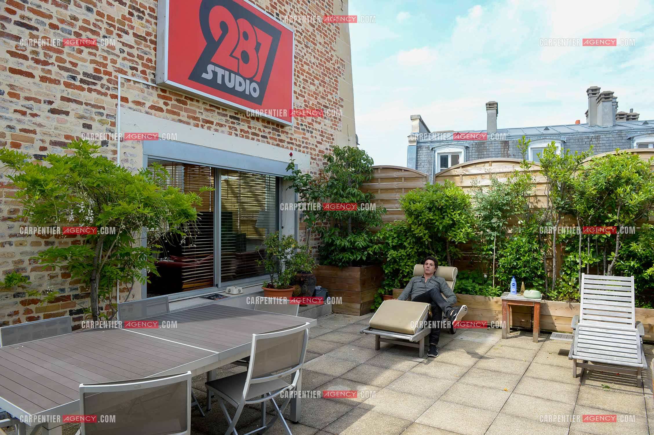 Rendez-vous privé pour un sujet presse chez le chanteur Jean-Luc Lahaye dans son duplex parisien.  ( Exclusif )