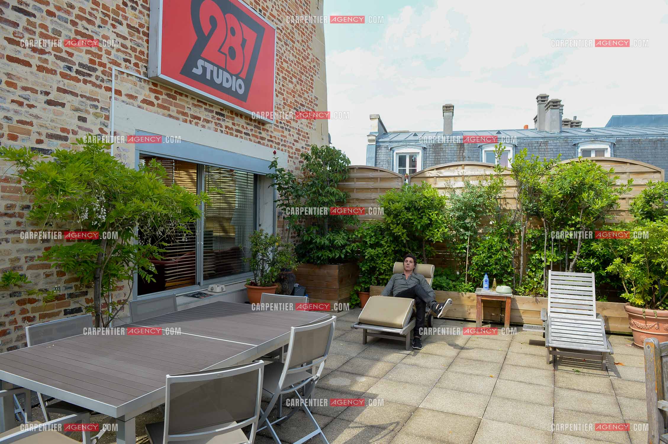 Rendez-vous privé pour un sujet presse chez le chanteur Jean-Luc Lahaye dans son duplex parisien.  ( Exclusif )