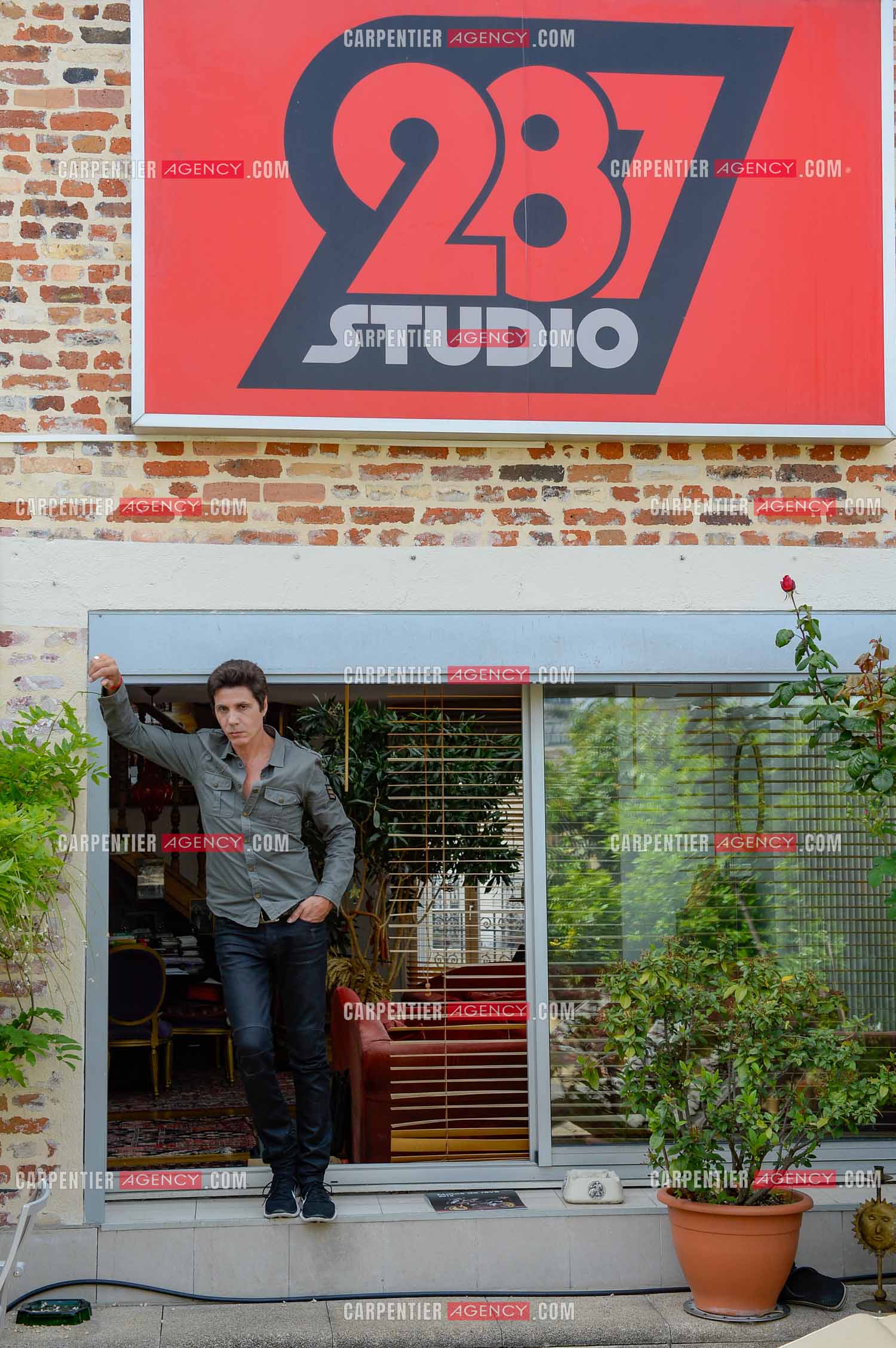 Rendez-vous privé pour un sujet presse chez le chanteur Jean-Luc Lahaye dans son duplex parisien.  ( Exclusif )