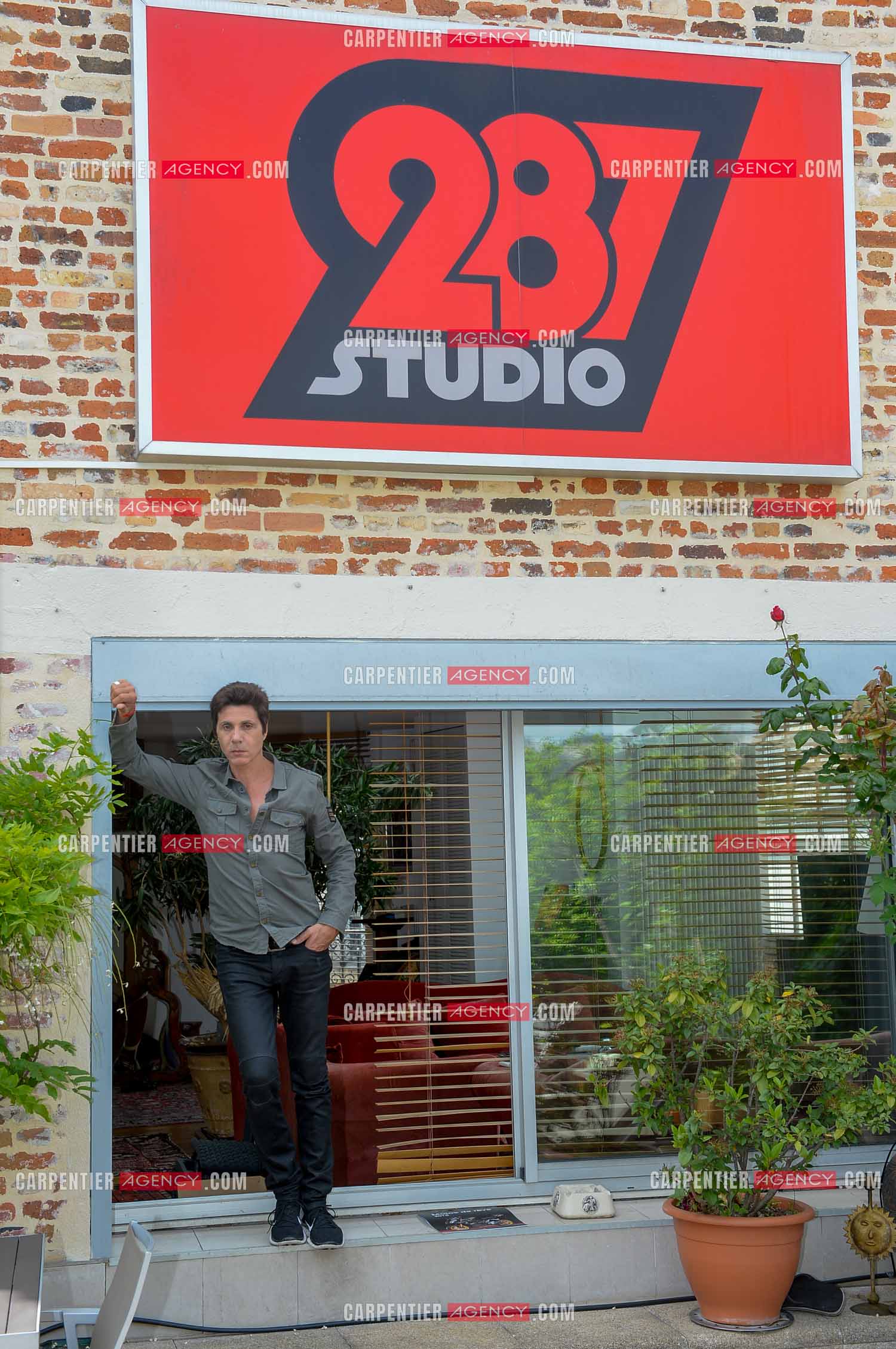 Rendez-vous privé pour un sujet presse chez le chanteur Jean-Luc Lahaye dans son duplex parisien.  ( Exclusif )