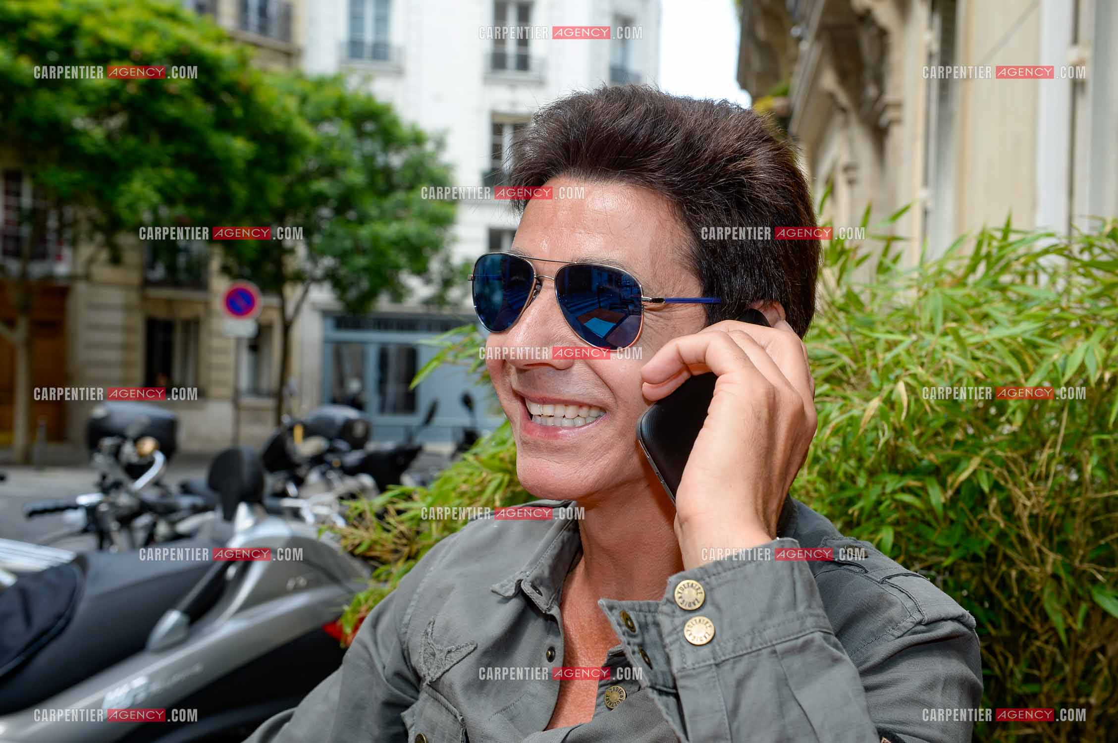 Rendez-vous privé pour un sujet presse chez le chanteur Jean-Luc Lahaye dans son duplex parisien.  ( Exclusif )