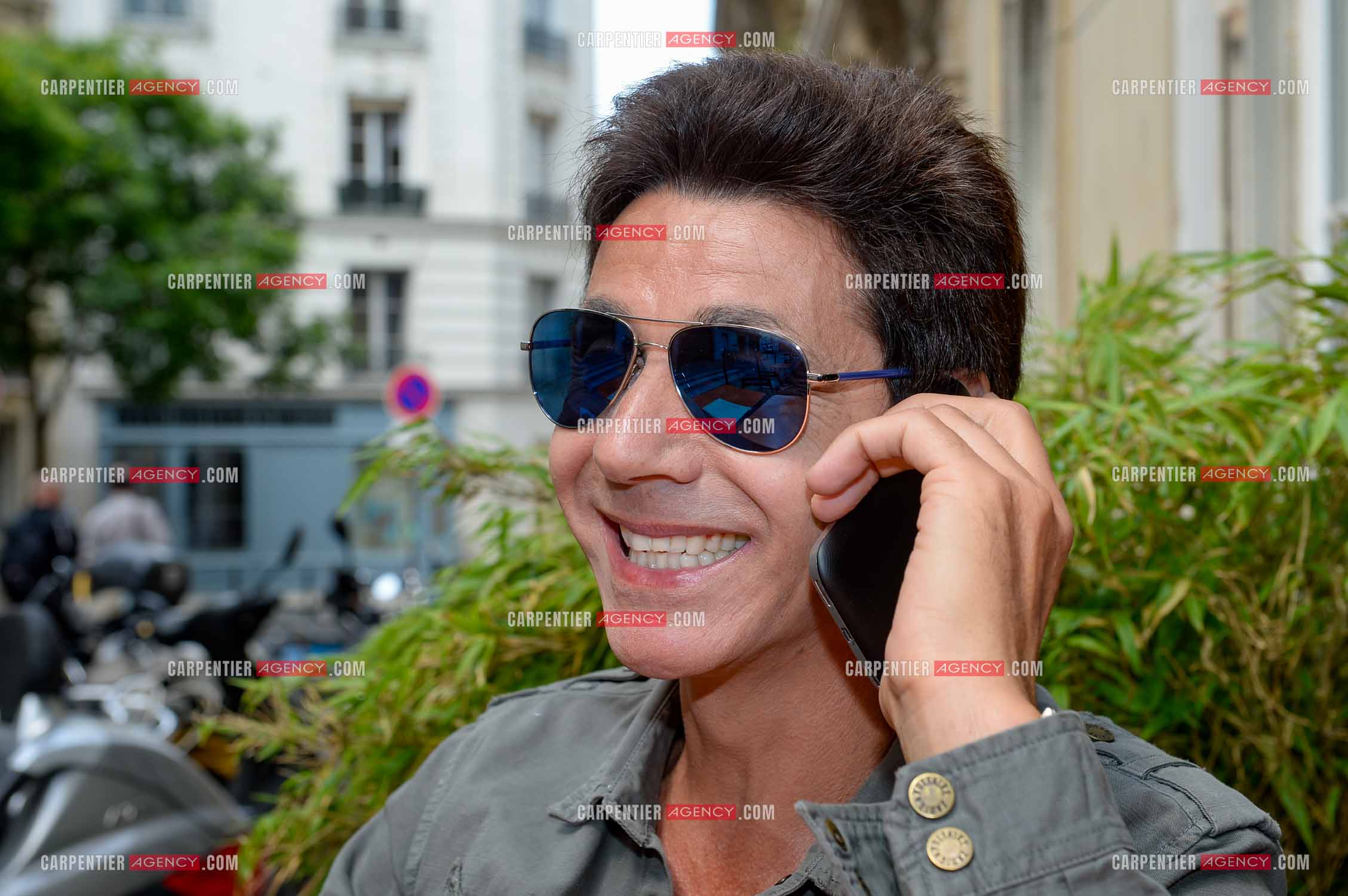 Rendez-vous privé pour un sujet presse chez le chanteur Jean-Luc Lahaye dans son duplex parisien.  ( Exclusif )