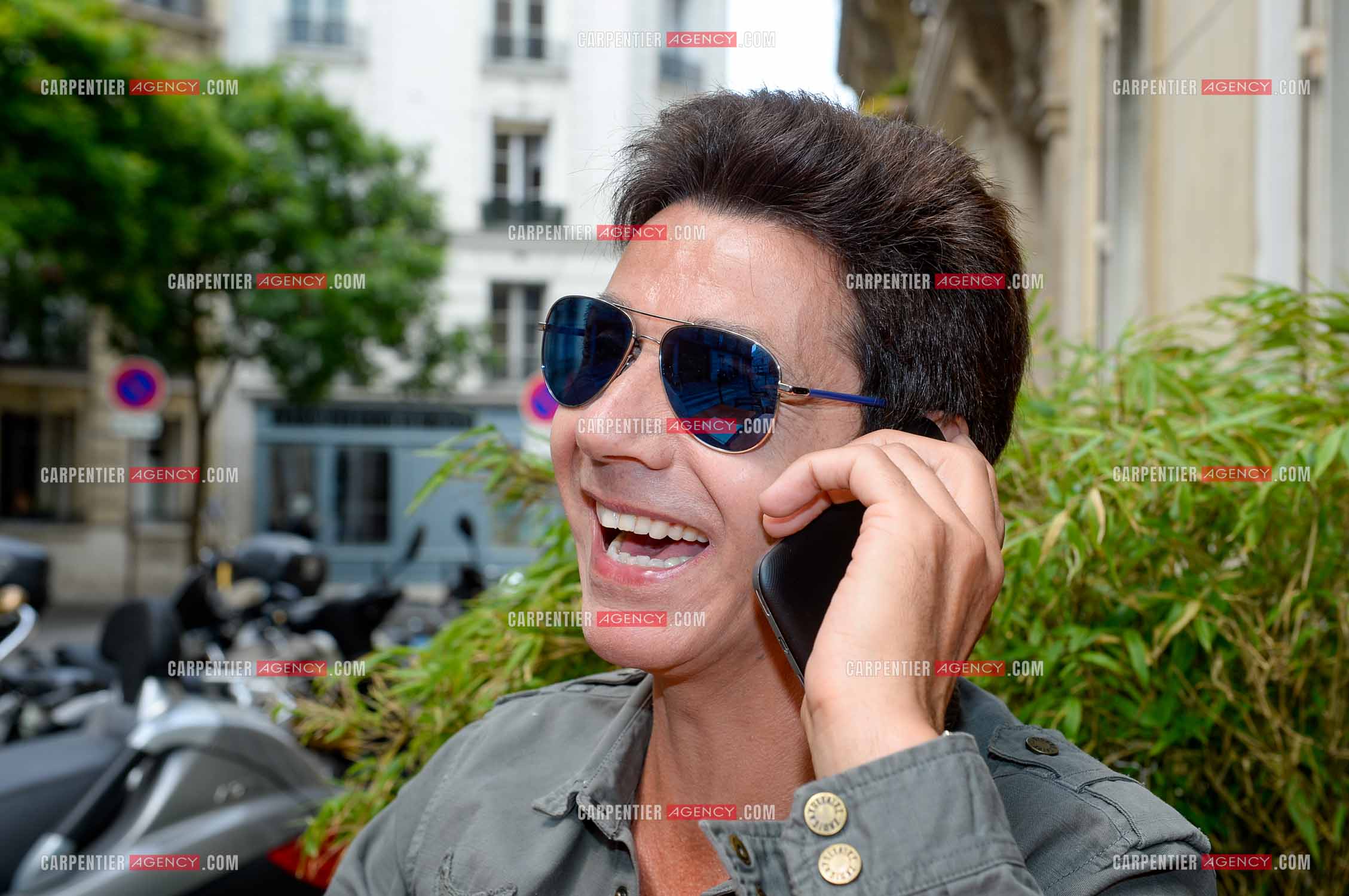 Rendez-vous privé pour un sujet presse chez le chanteur Jean-Luc Lahaye dans son duplex parisien.  ( Exclusif )