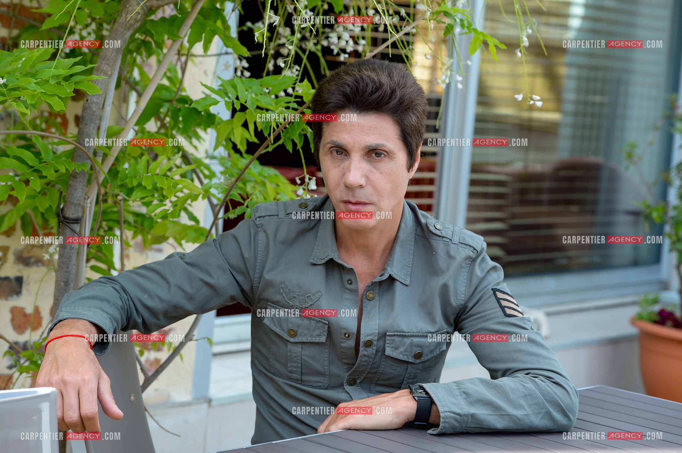 Rendez-vous privé pour un sujet presse chez le chanteur Jean-Luc Lahaye dans son duplex parisien.  ( Exclusif )