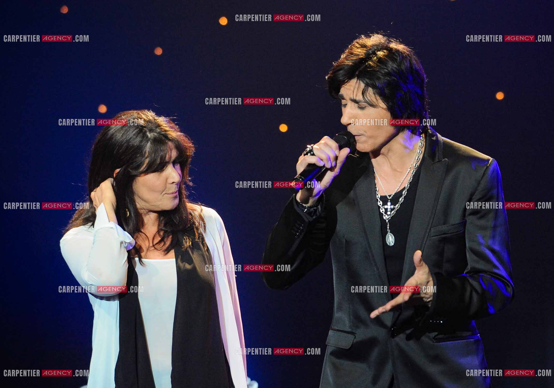 Le chanteur Jean-Luc Lahaye en concert au Bataclan. Jean-Luc et son ex femme Aurélie pour un duo. ( Exclusif )