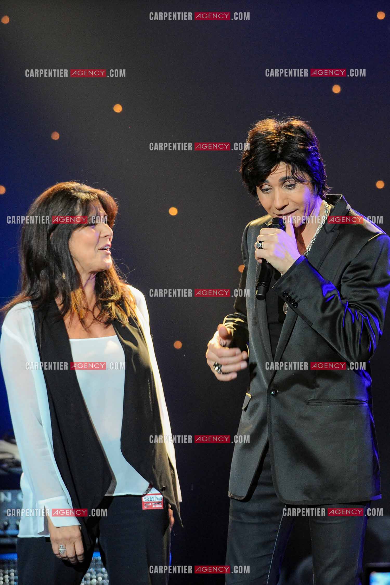Le chanteur Jean-Luc Lahaye en concert au Bataclan. Jean-Luc et son ex femme Aurélie pour un duo. ( Exclusif )