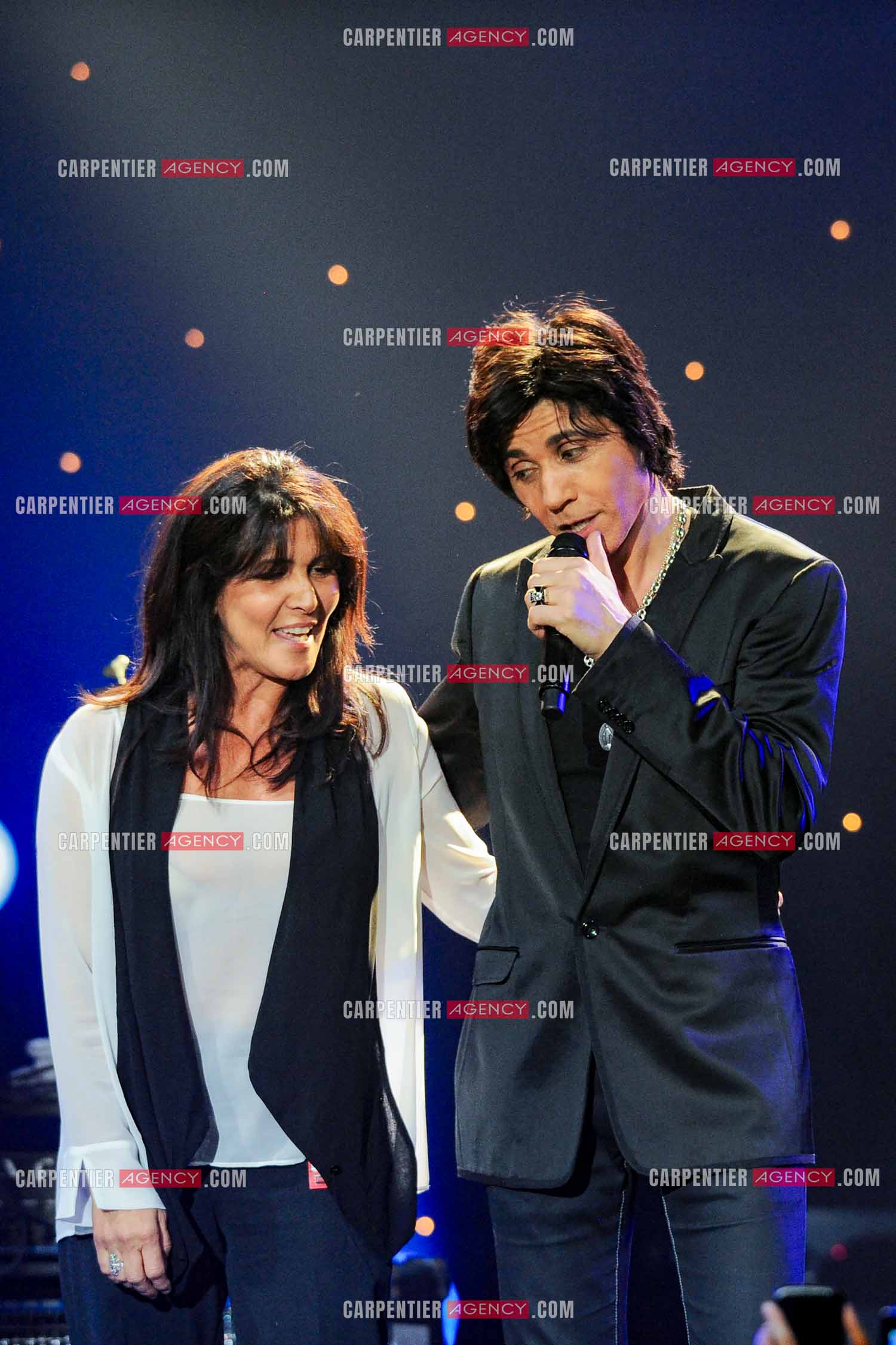 Le chanteur Jean-Luc Lahaye en concert au Bataclan. Jean-Luc et son ex femme Aurélie pour un duo. ( Exclusif )