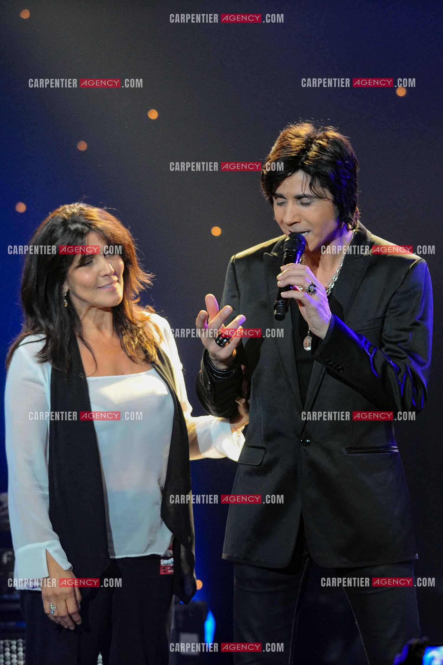 Le chanteur Jean-Luc Lahaye en concert au Bataclan. Jean-Luc et son ex femme Aurélie pour un duo. ( Exclusif )