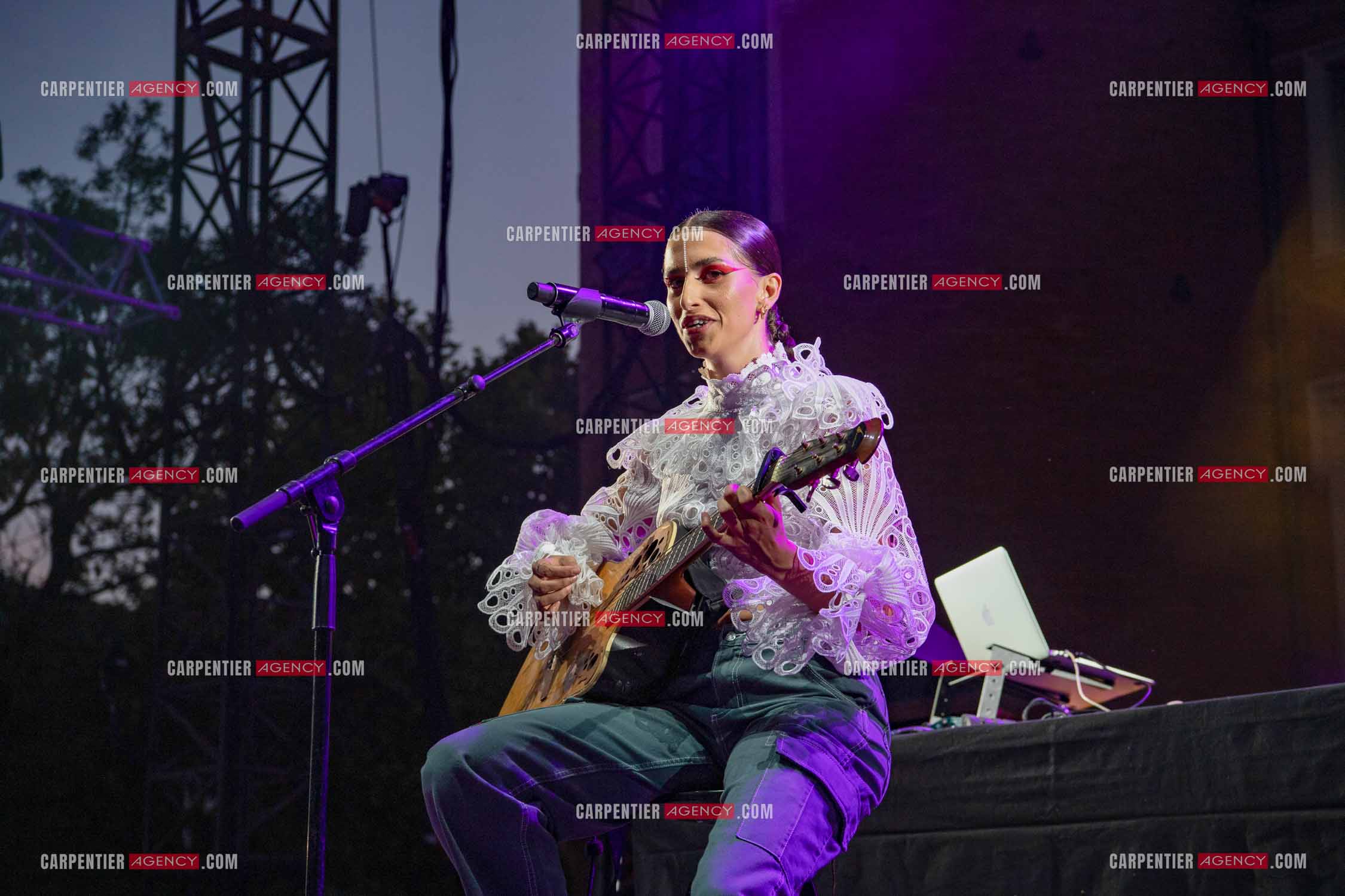 La chanteuse Khara en première partie au Festival du chateau à Solliès-Pont en 2022.   ( Exclusif )