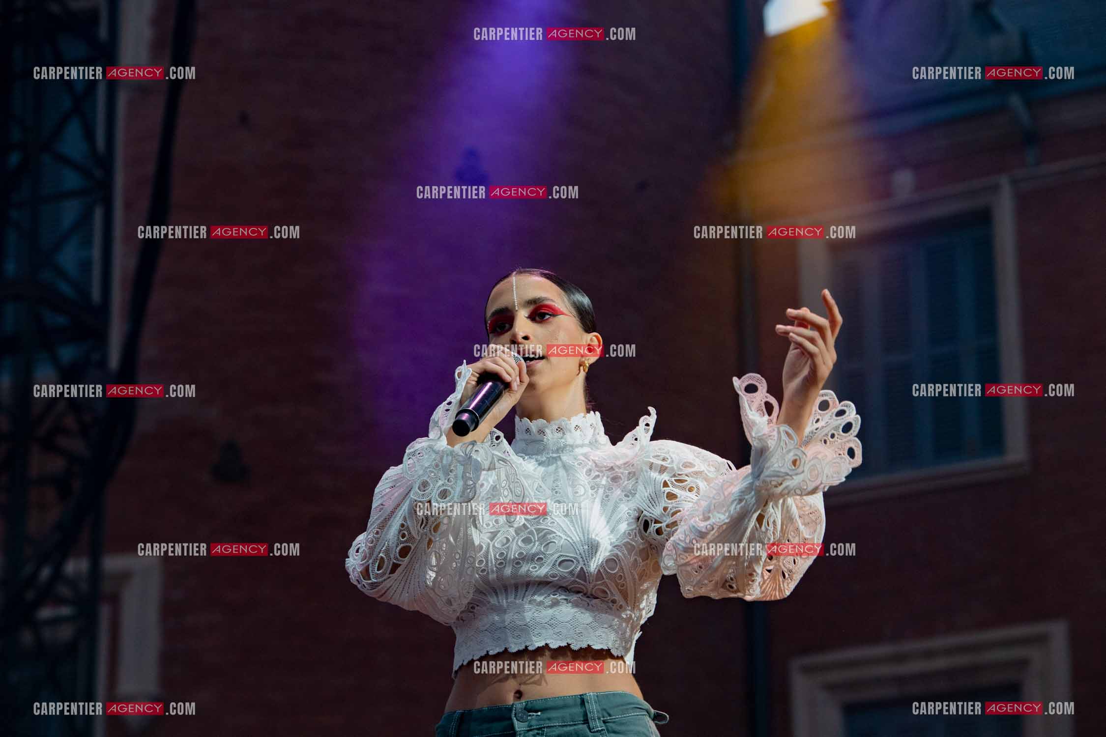 La chanteuse Khara en première partie au Festival du chateau à Solliès-Pont en 2022.   ( Exclusif )