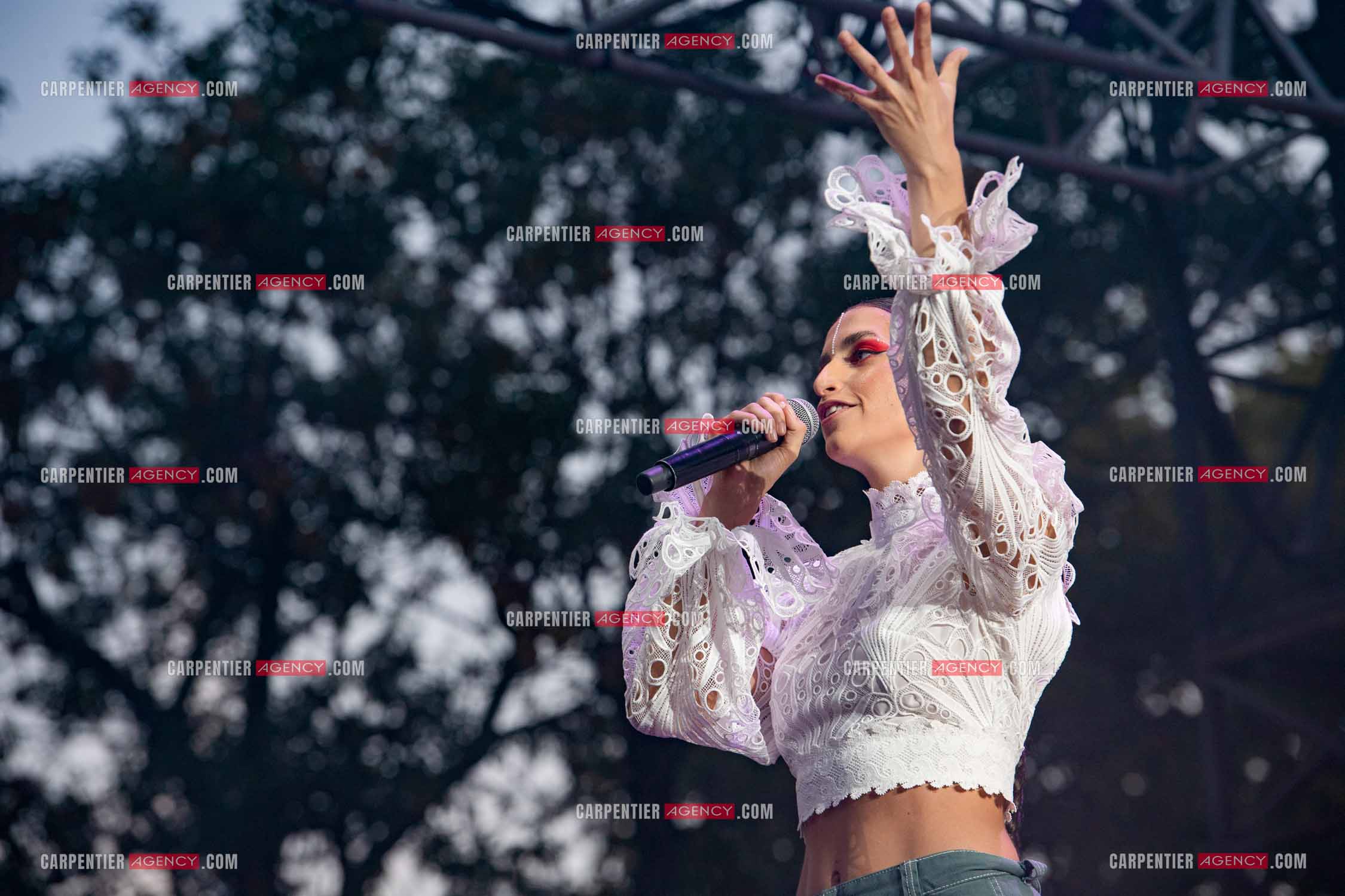 La chanteuse Khara en première partie au Festival du chateau à Solliès-Pont en 2022.   ( Exclusif )