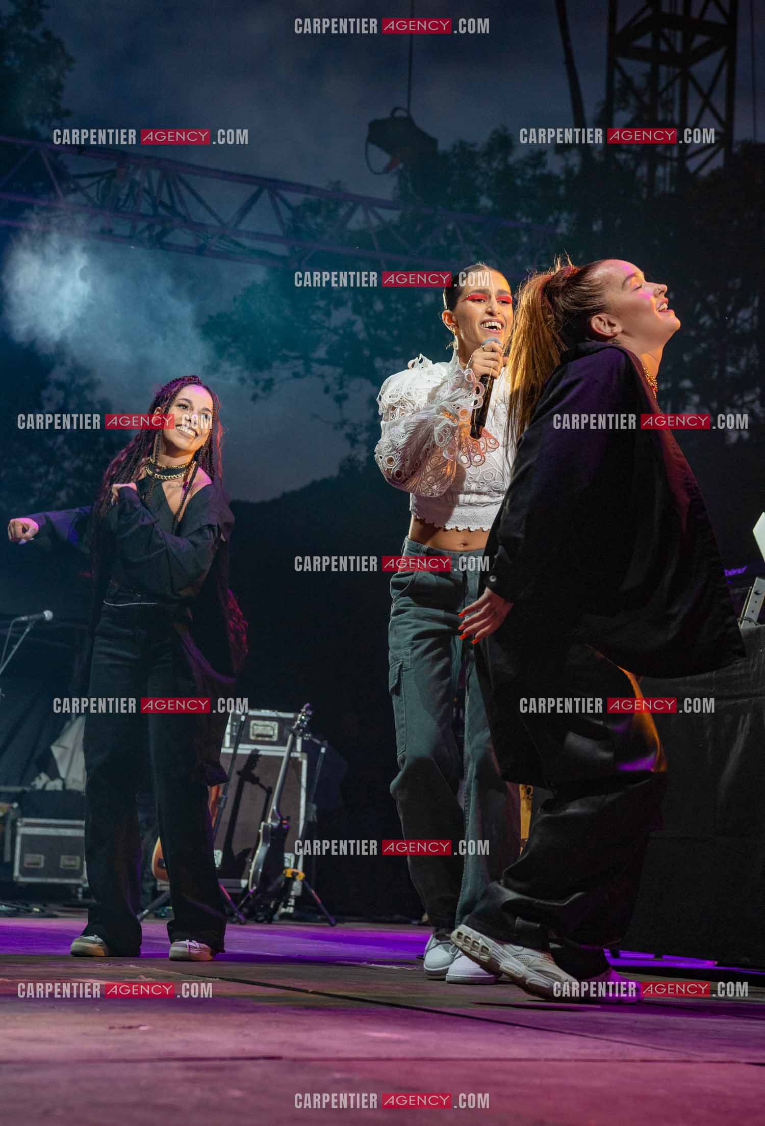 La chanteuse Khara en première partie au Festival du chateau à Solliès-Pont en 2022.   ( Exclusif )