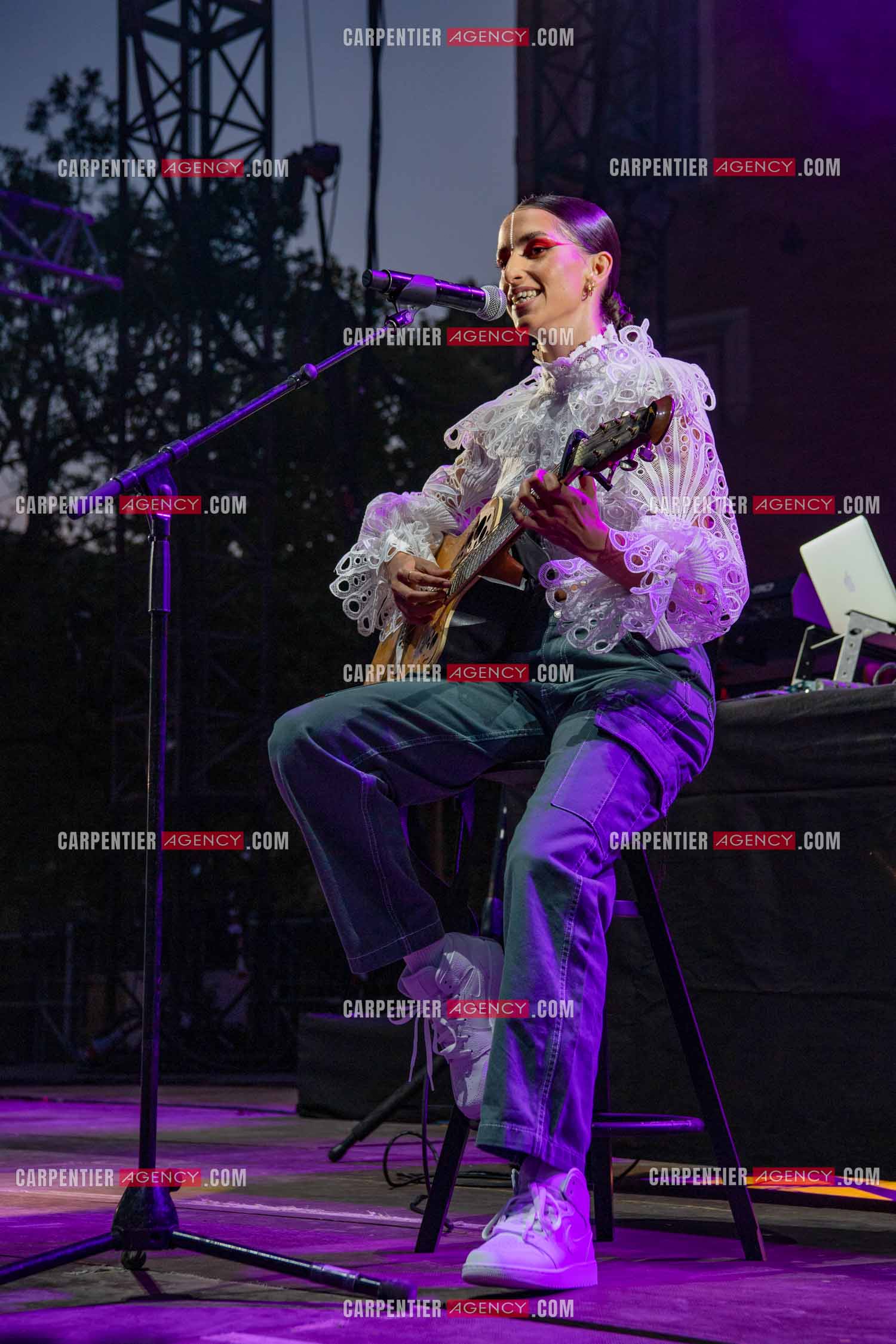 La chanteuse Khara en première partie au Festival du chateau à Solliès-Pont en 2022.   ( Exclusif )