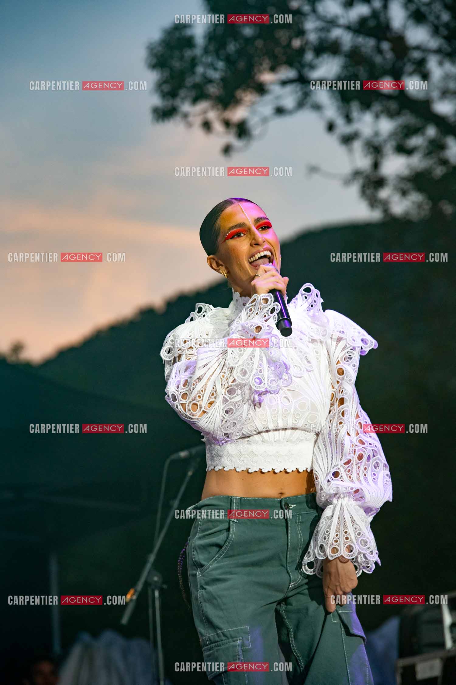 La chanteuse Khara en première partie au Festival du chateau à Solliès-Pont en 2022.   ( Exclusif )