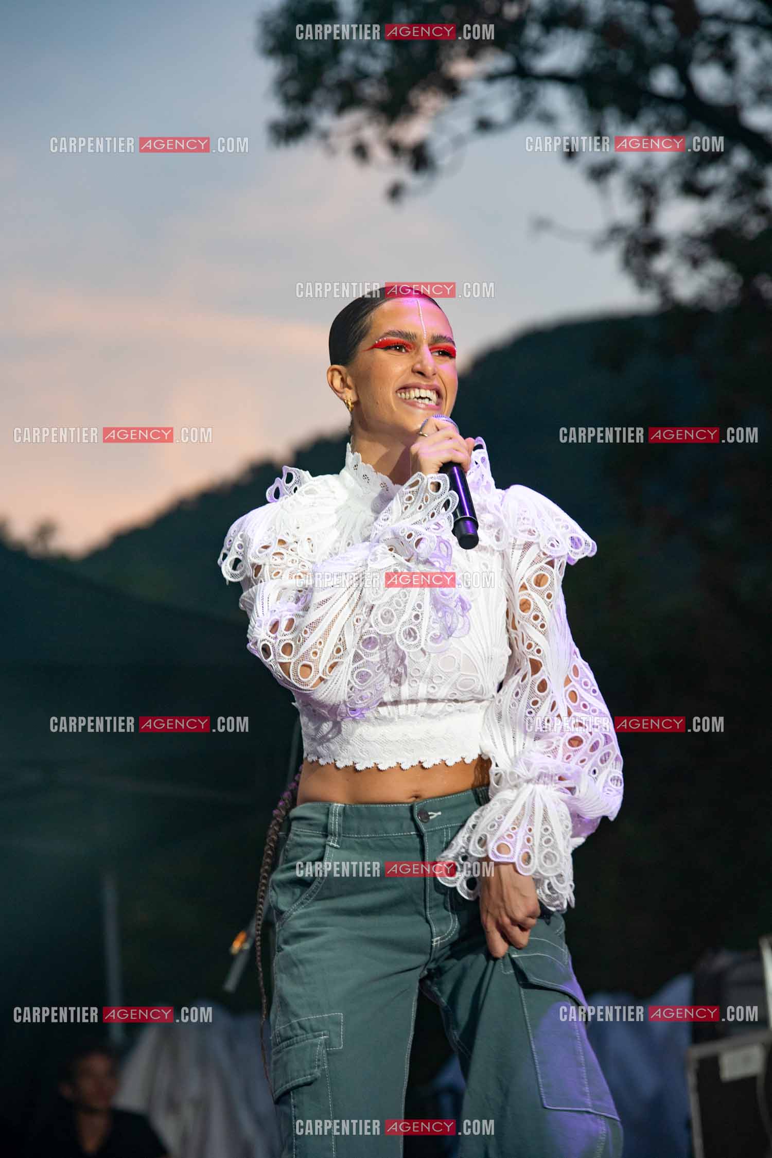 La chanteuse Khara en première partie au Festival du chateau à Solliès-Pont en 2022.   ( Exclusif )