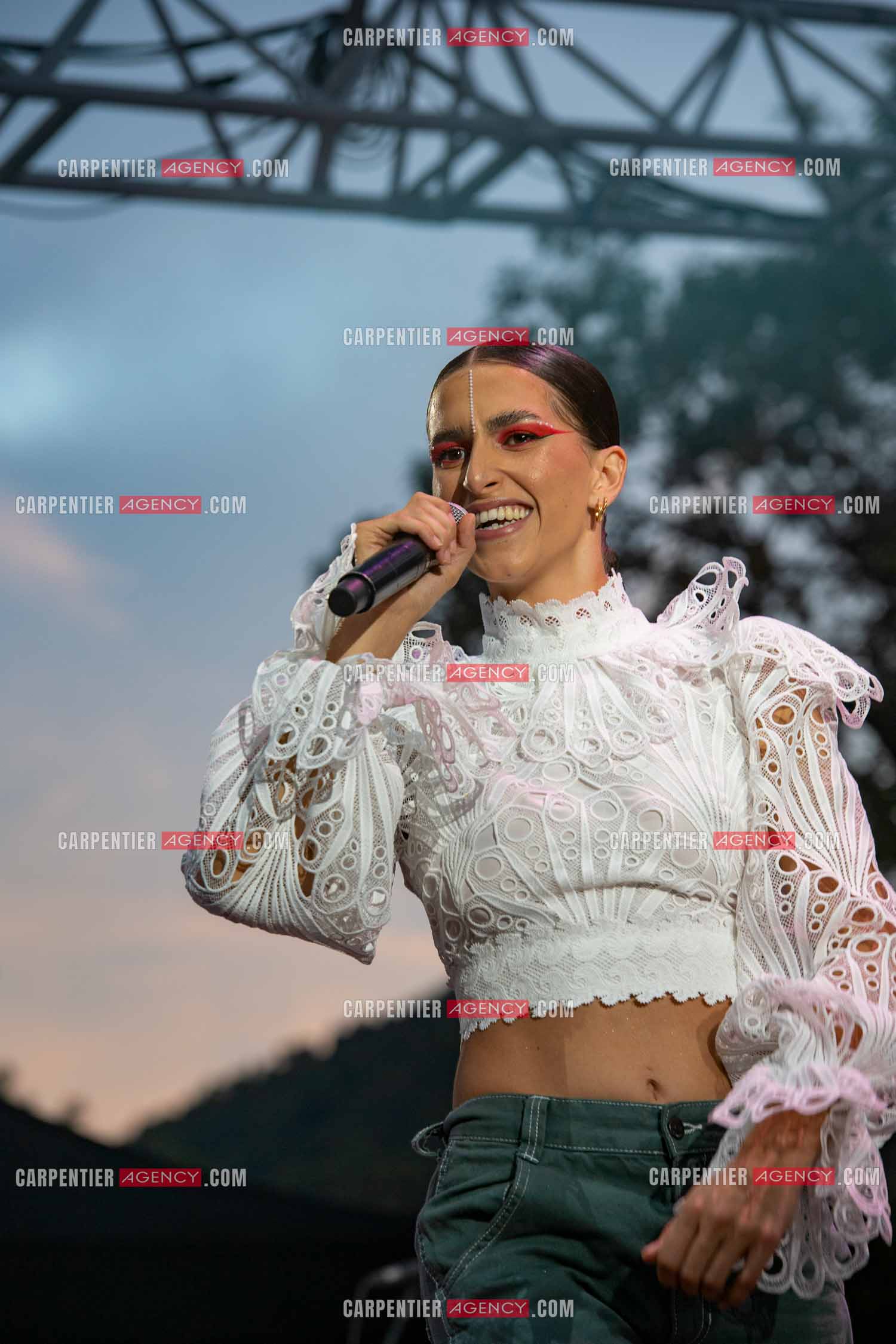La chanteuse Khara en première partie au Festival du chateau à Solliès-Pont en 2022.   ( Exclusif )