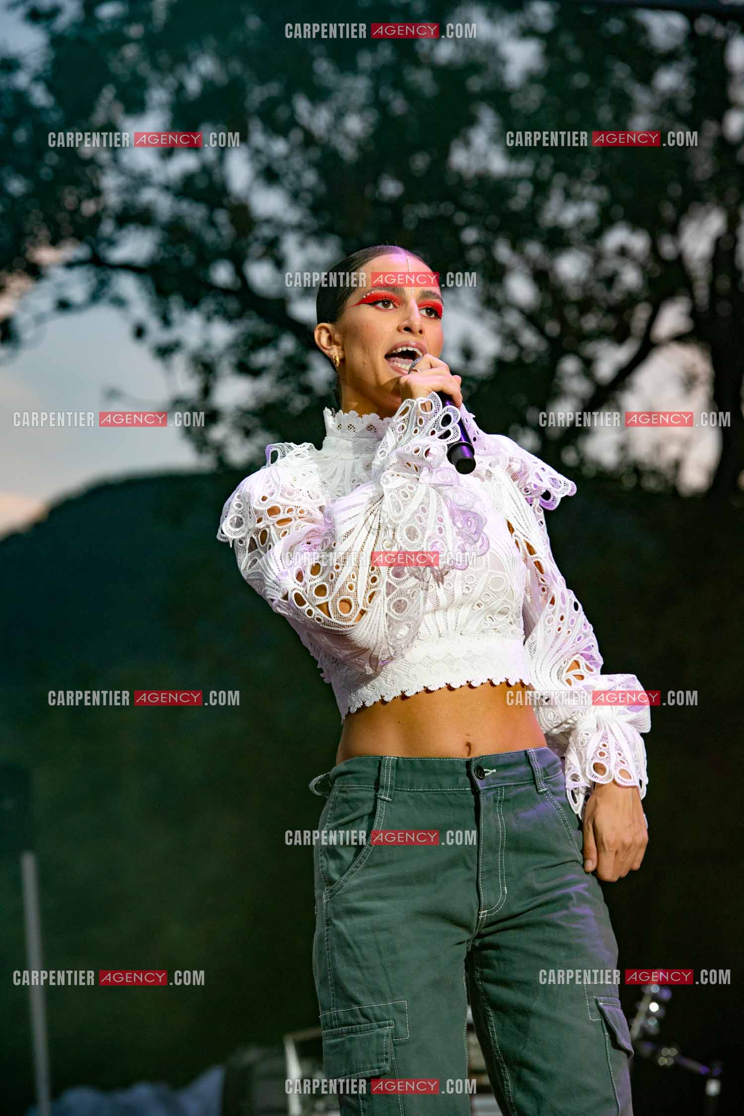 La chanteuse Khara en première partie au Festival du chateau à Solliès-Pont en 2022.   ( Exclusif )