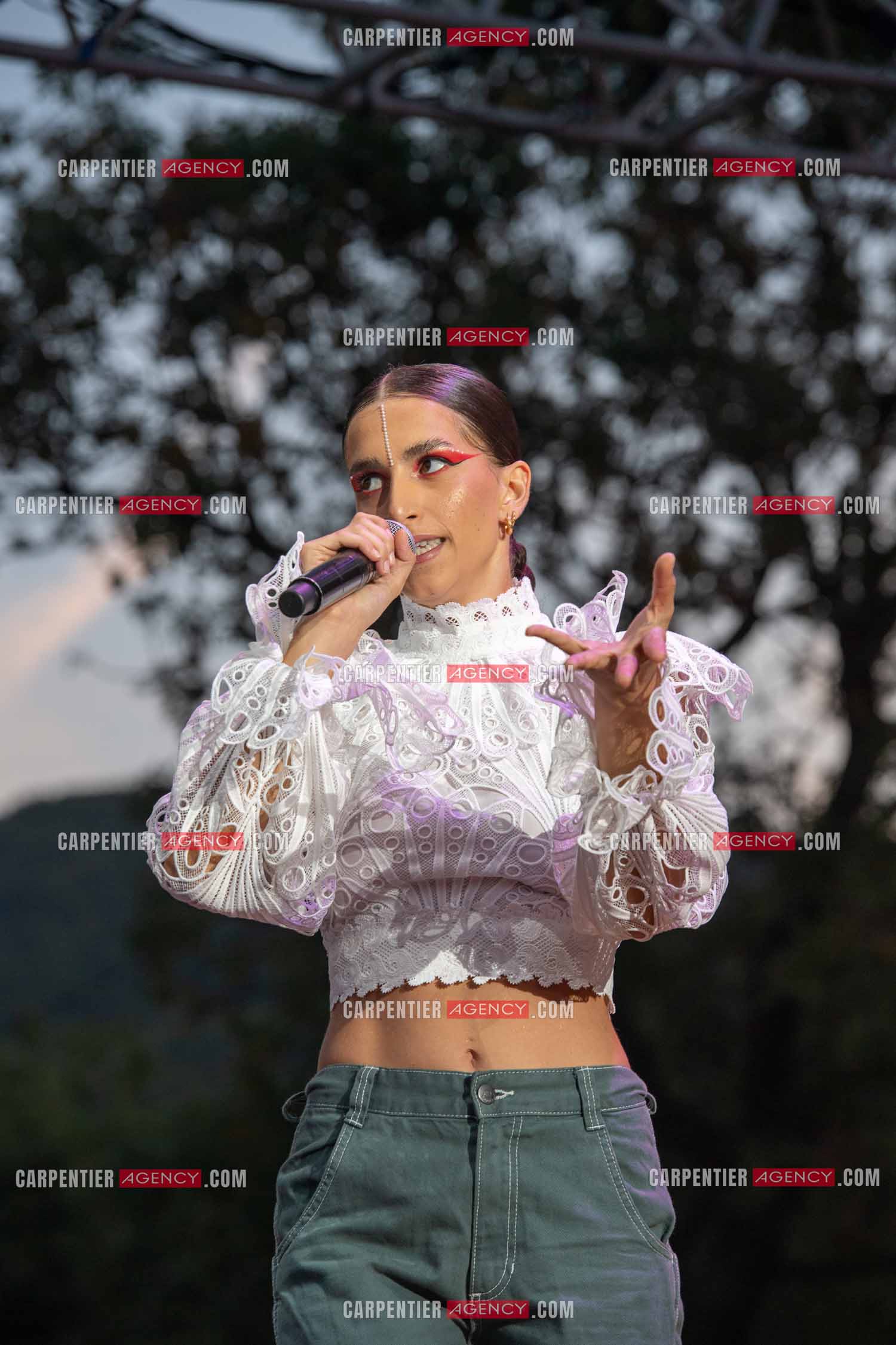 La chanteuse Khara en première partie au Festival du chateau à Solliès-Pont en 2022.   ( Exclusif )