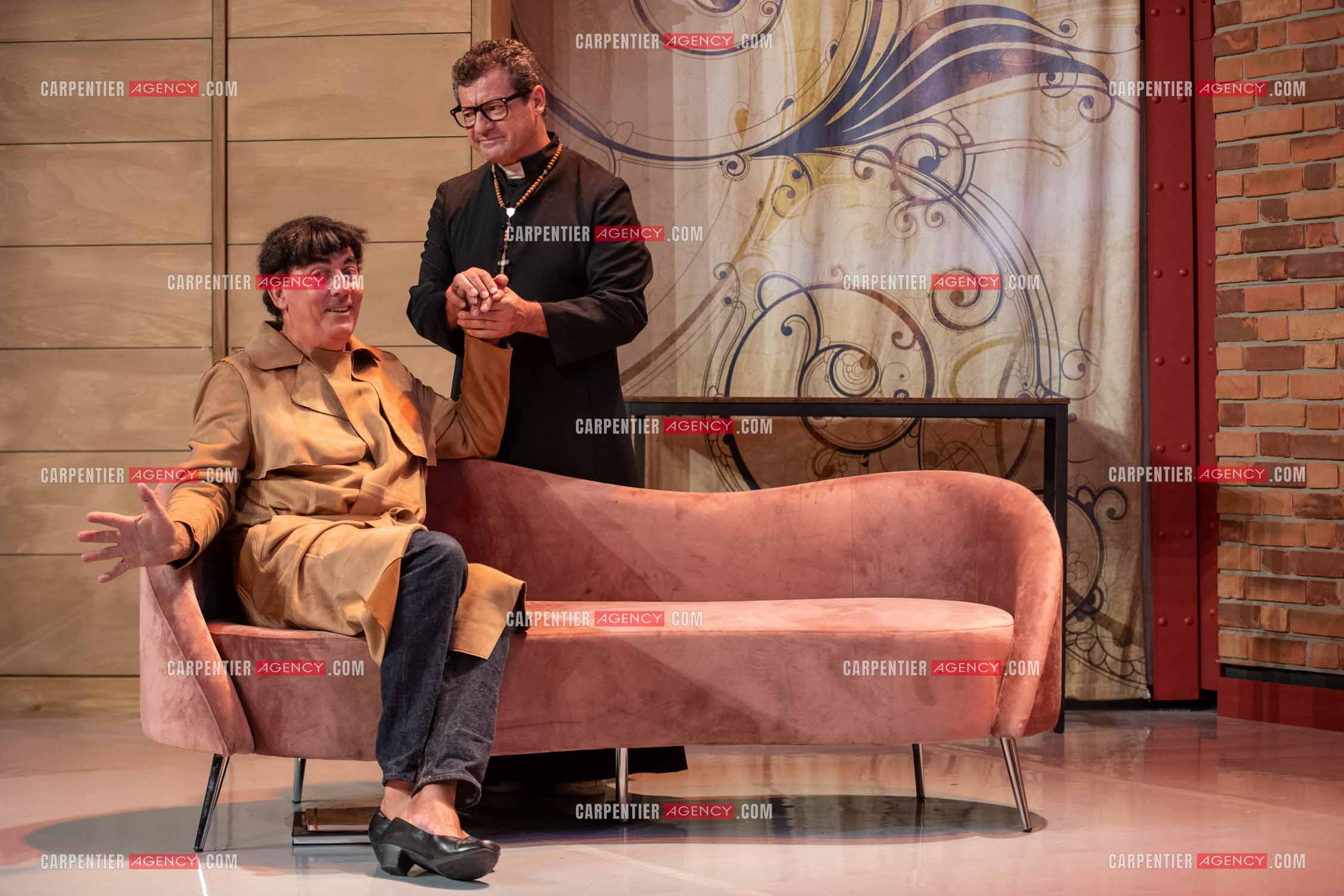 Eric Carrière et Francis Ginibré les deux humoristes Français formant le duo “Les Chevaliers Du Fiel“ au théâtre de Paris à Avignon.    ( Exclusif )