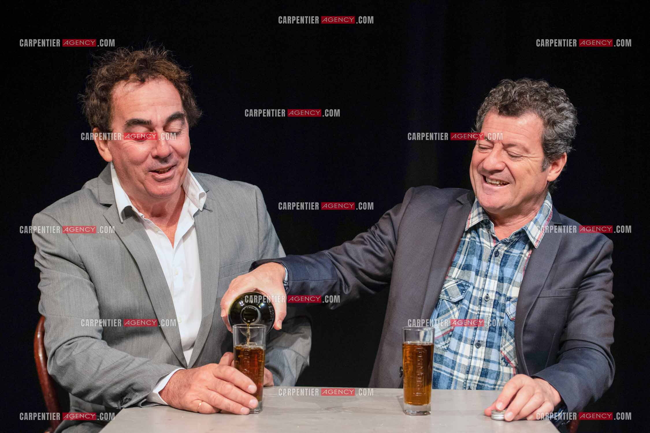 Eric Carrière et Francis Ginibré les deux humoristes Français formant le duo “Les Chevaliers Du Fiel“ au théâtre de Paris à Avignon.    ( Exclusif )