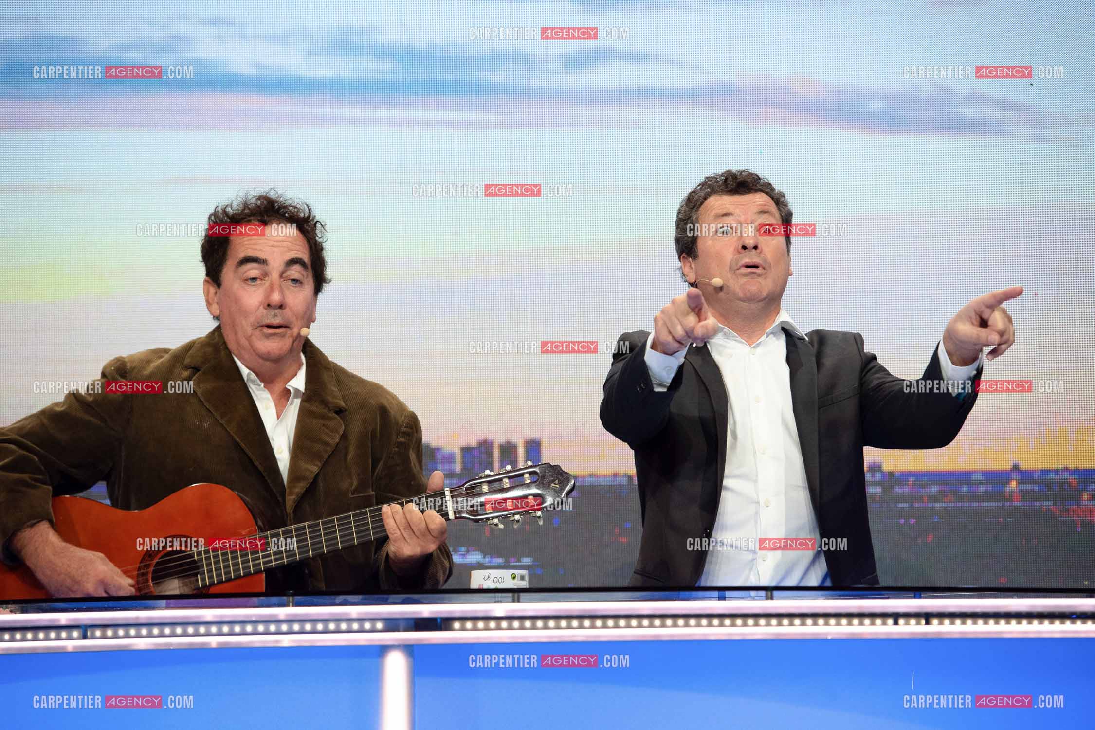 Eric Carrière et Francis Ginibré les deux humoristes Français formant le duo “Les Chevaliers Du Fiel“ au théâtre de Paris à Avignon.    ( Exclusif )