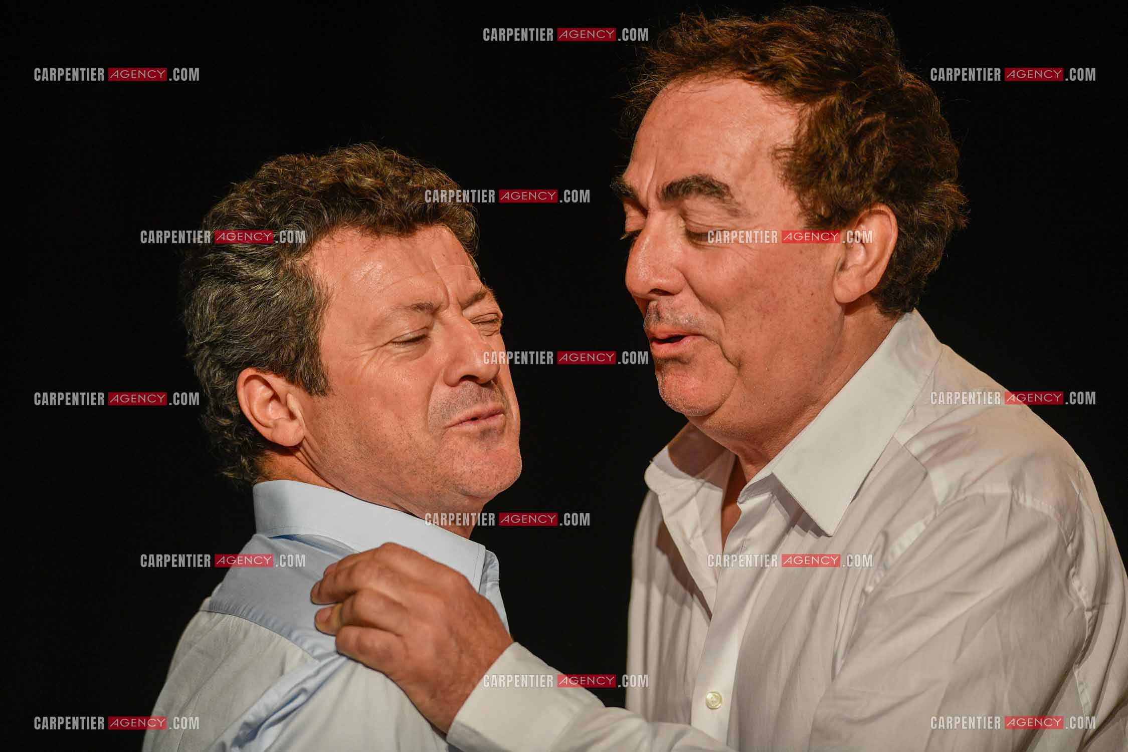 Eric Carrière et Francis Ginibré les deux humoristes Français formant le duo “Les Chevaliers Du Fiel“ au théâtre de Paris à Avignon.    ( Exclusif )