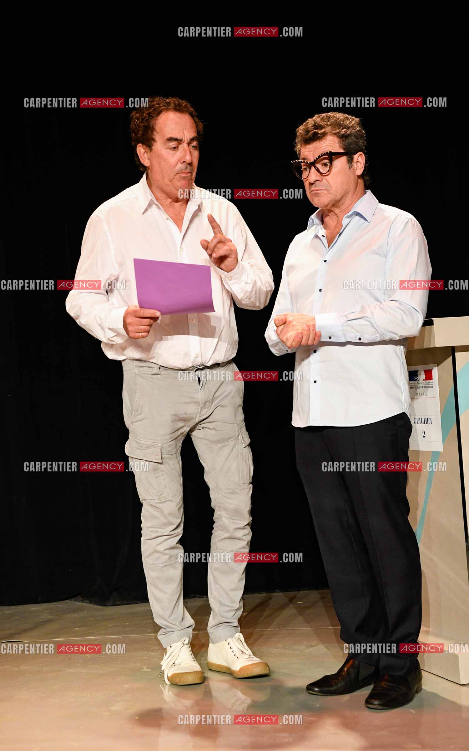 Eric Carrière et Francis Ginibré les deux humoristes Français formant le duo “Les Chevaliers Du Fiel“ au théâtre de Paris à Avignon.    ( Exclusif )